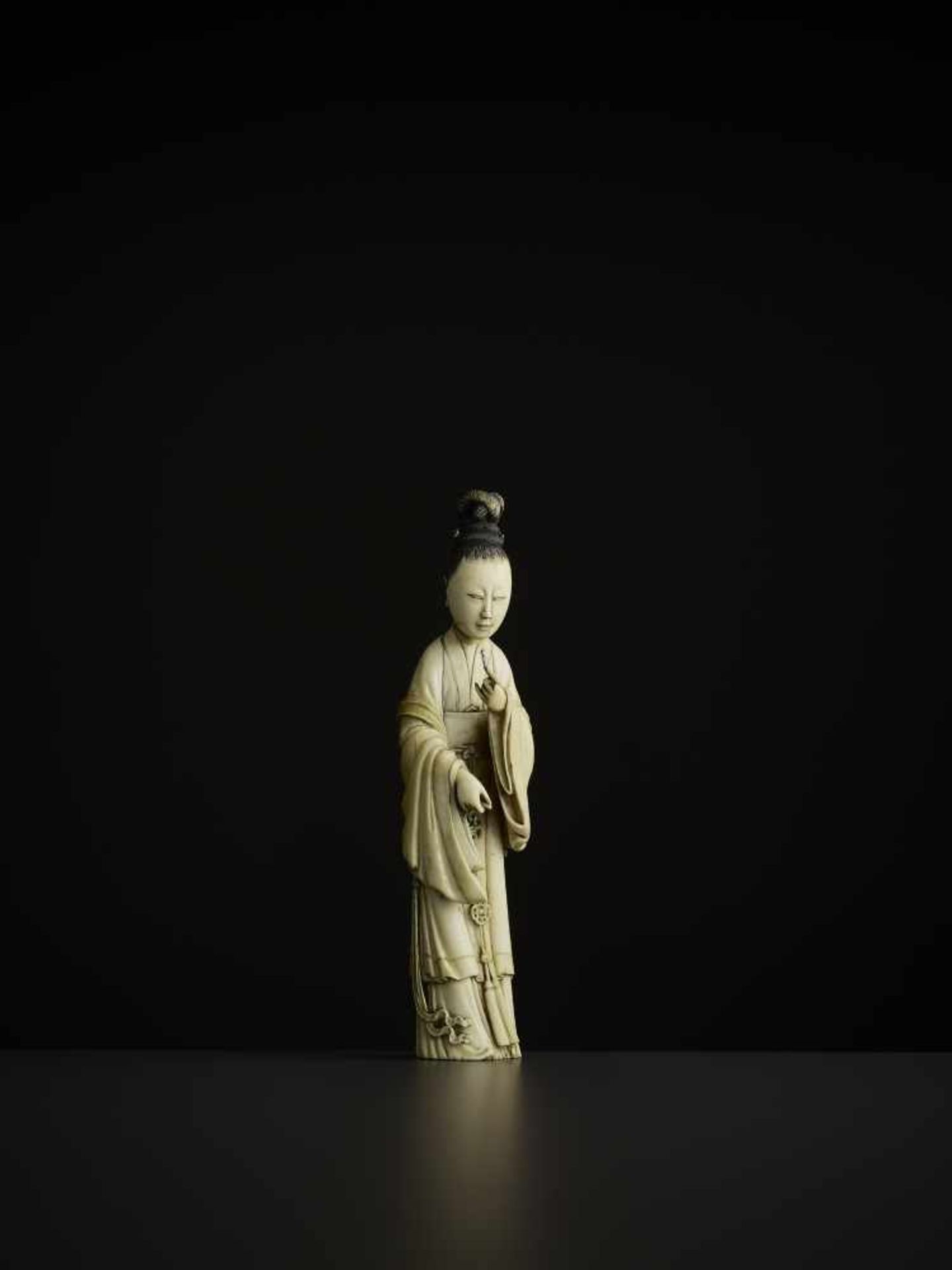 A FINE IVORY COURT LADY China, 18th century. The slender lady elegantly carved with her hair tied - Image 9 of 12