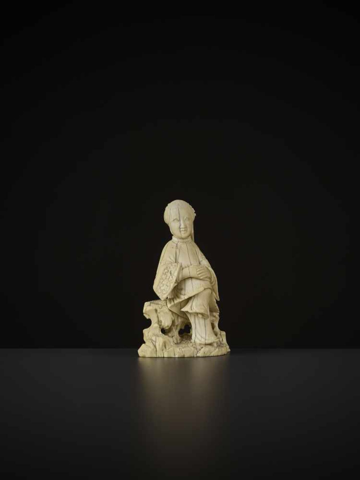 AN IVORY NOBLE LADY, MING China, 17th century. Fine and detailed openwork carving of a lady - Image 7 of 9