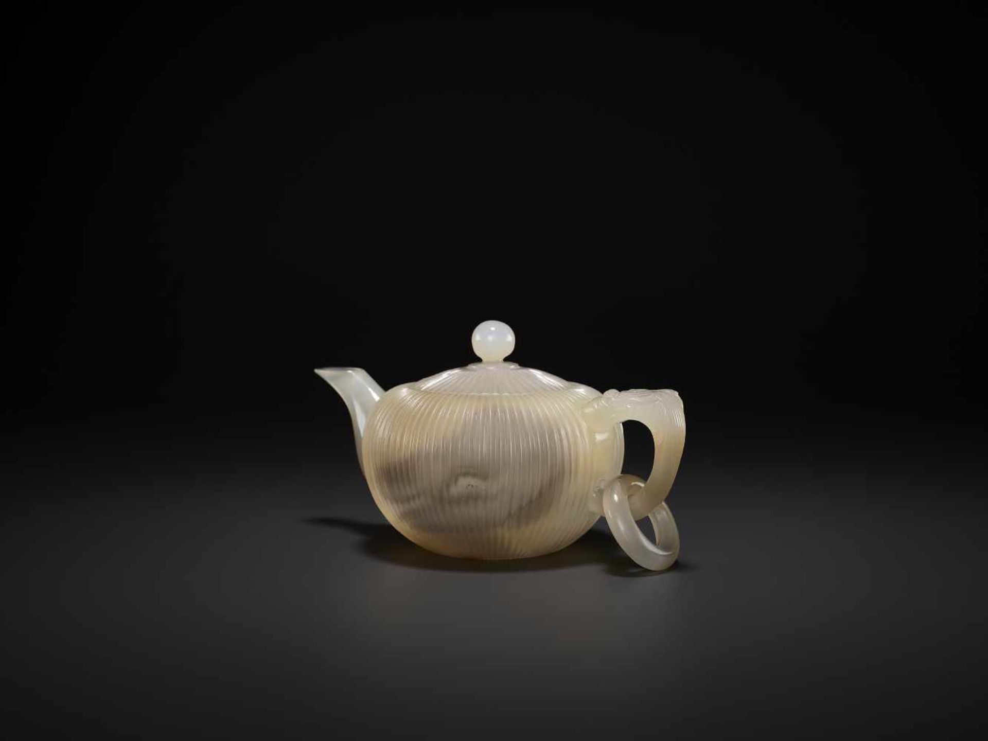 A MUGHAL STYLE AGATE TEAPOT, QING DYNASTY China, 1644-1911. Finely carved with a ribbed body and - Image 7 of 11