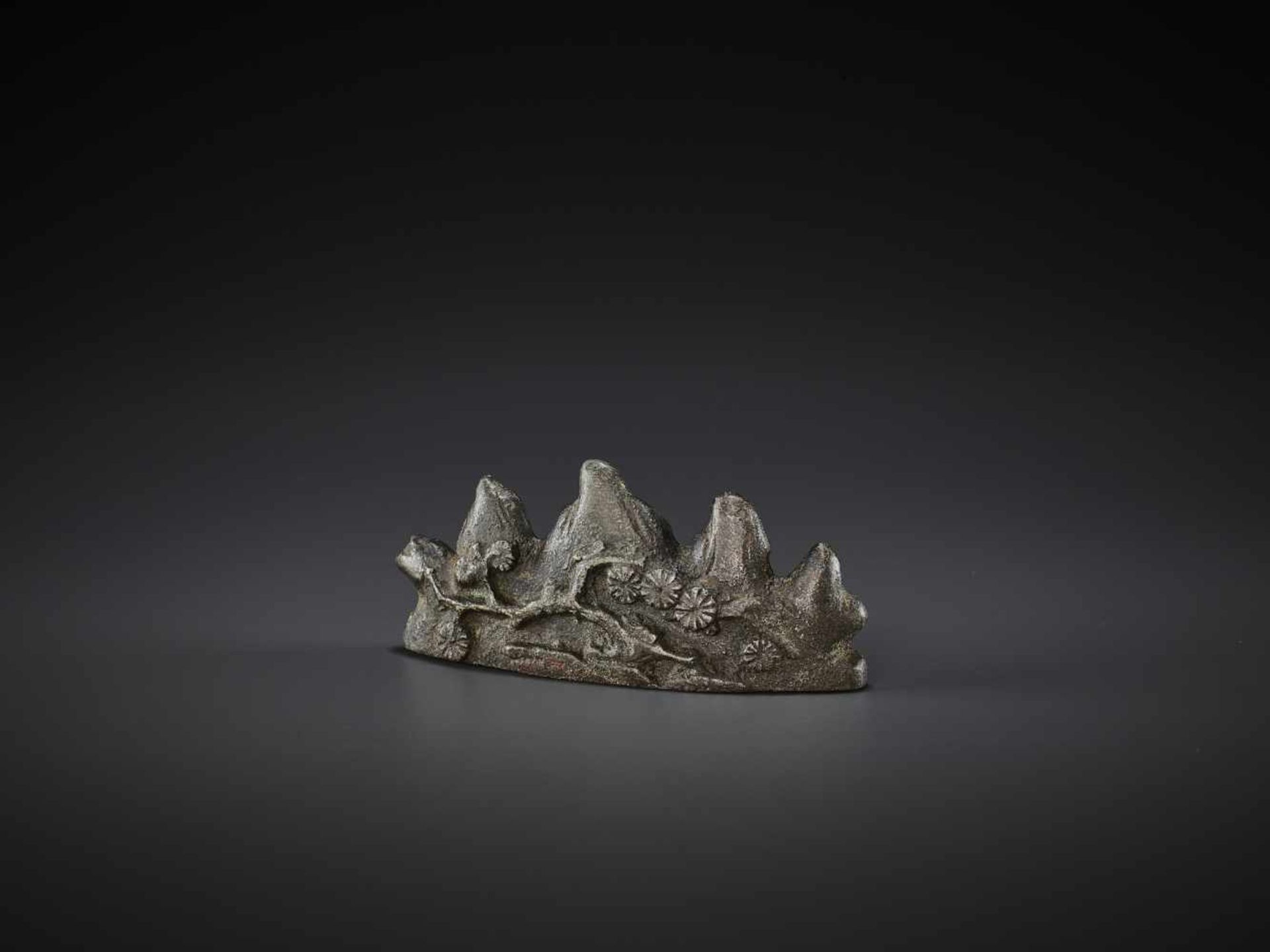 A BRONZE ‘MOUNTAIN’ BRUSH REST, MING China, 16th-17th century. Cast in the form of a five-peak - Bild 9 aus 11