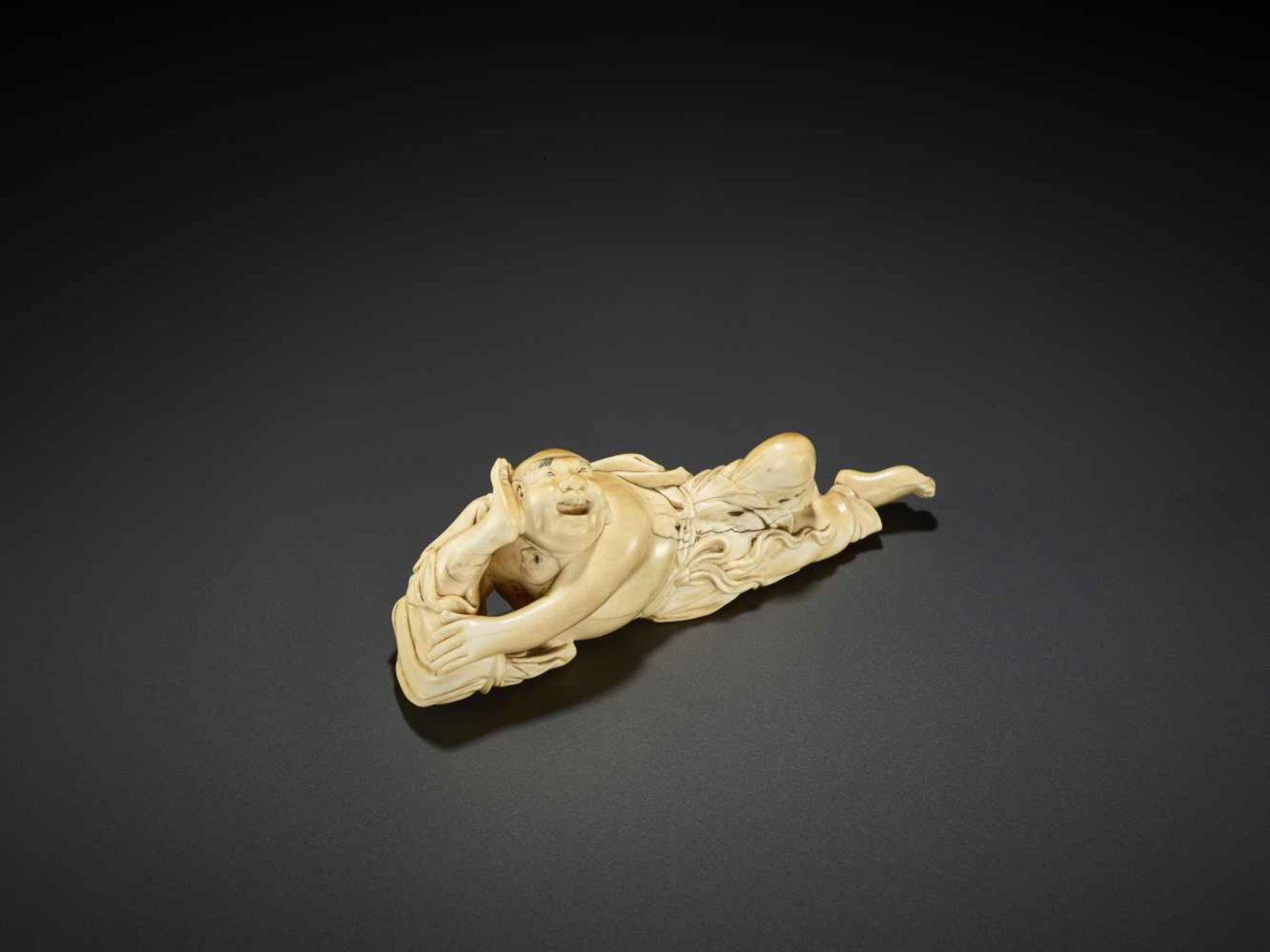 AN IVORY STATUE OF BUDAI, KANGXI China, 1662-1722. The laughing Buddha depicted in a reclining - Image 7 of 8