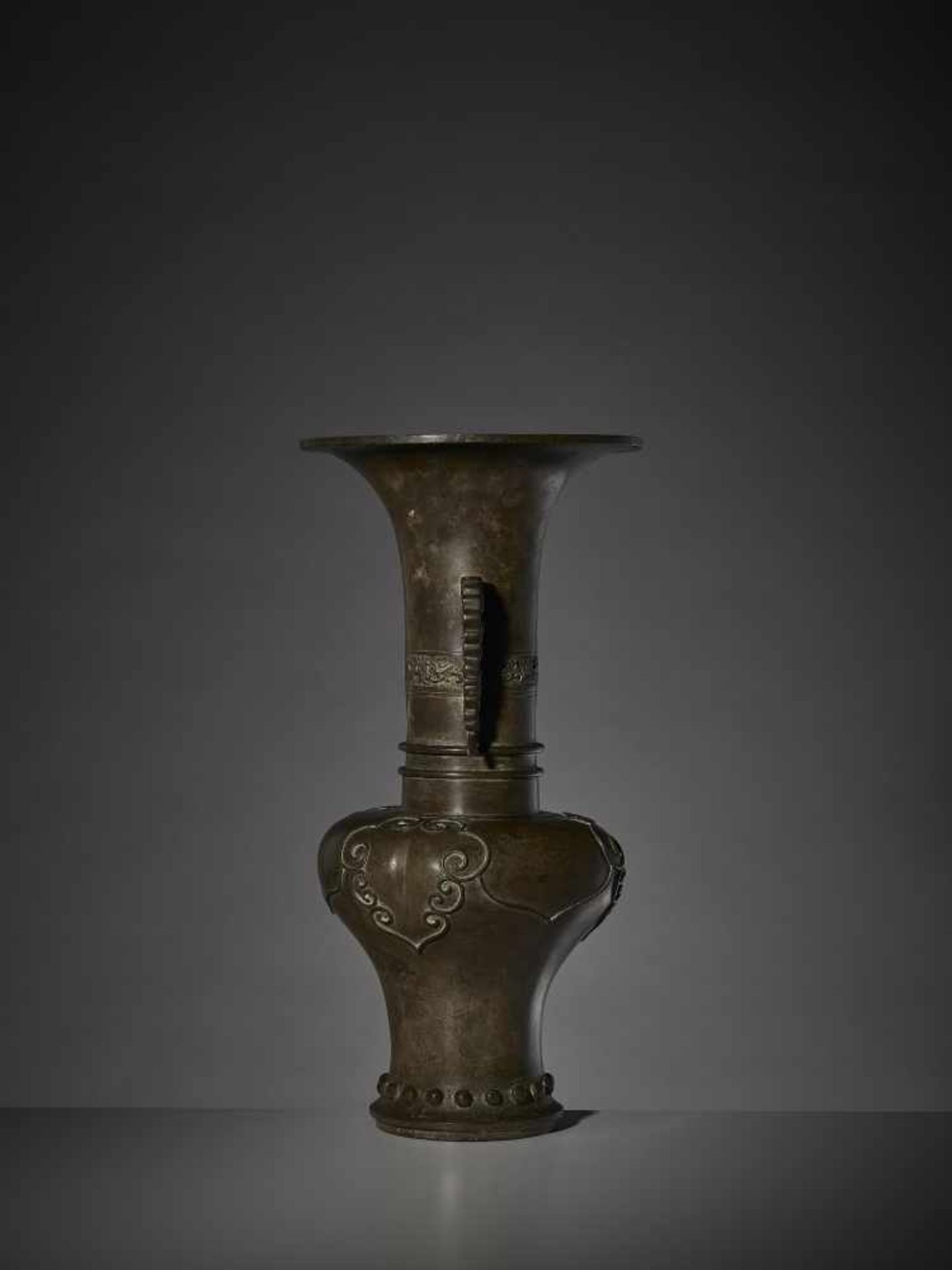 A LARGE BRONZE YEN YEN VASE China, 17th - 18th century. The wideshouldered body surmounted by a tall - Image 3 of 8