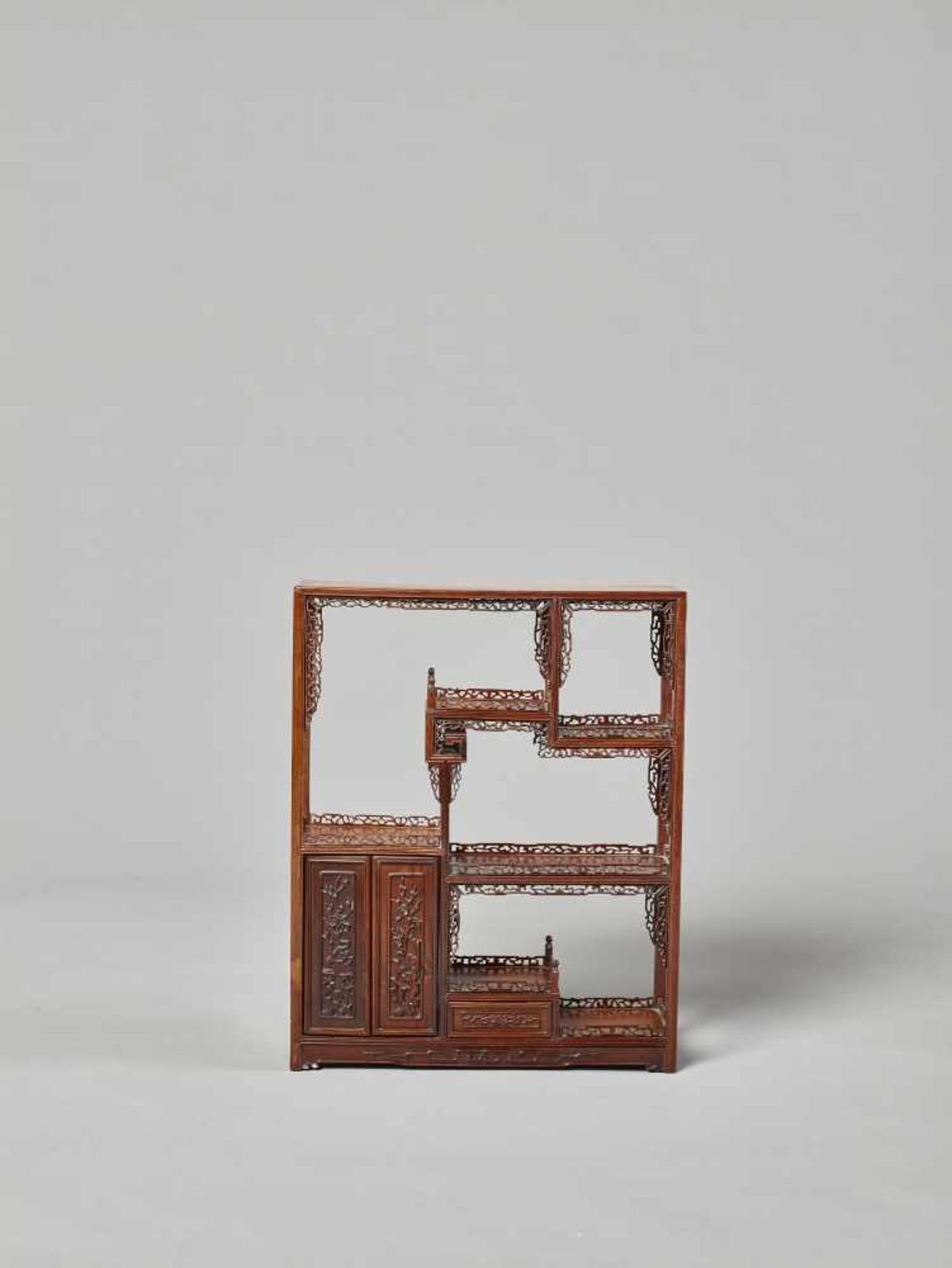 A HARDWOOD DISPLAY TABLE-CABINET, LATE QING DYNASTY China, 19th – earlier 20th century. The wood - Image 7 of 8