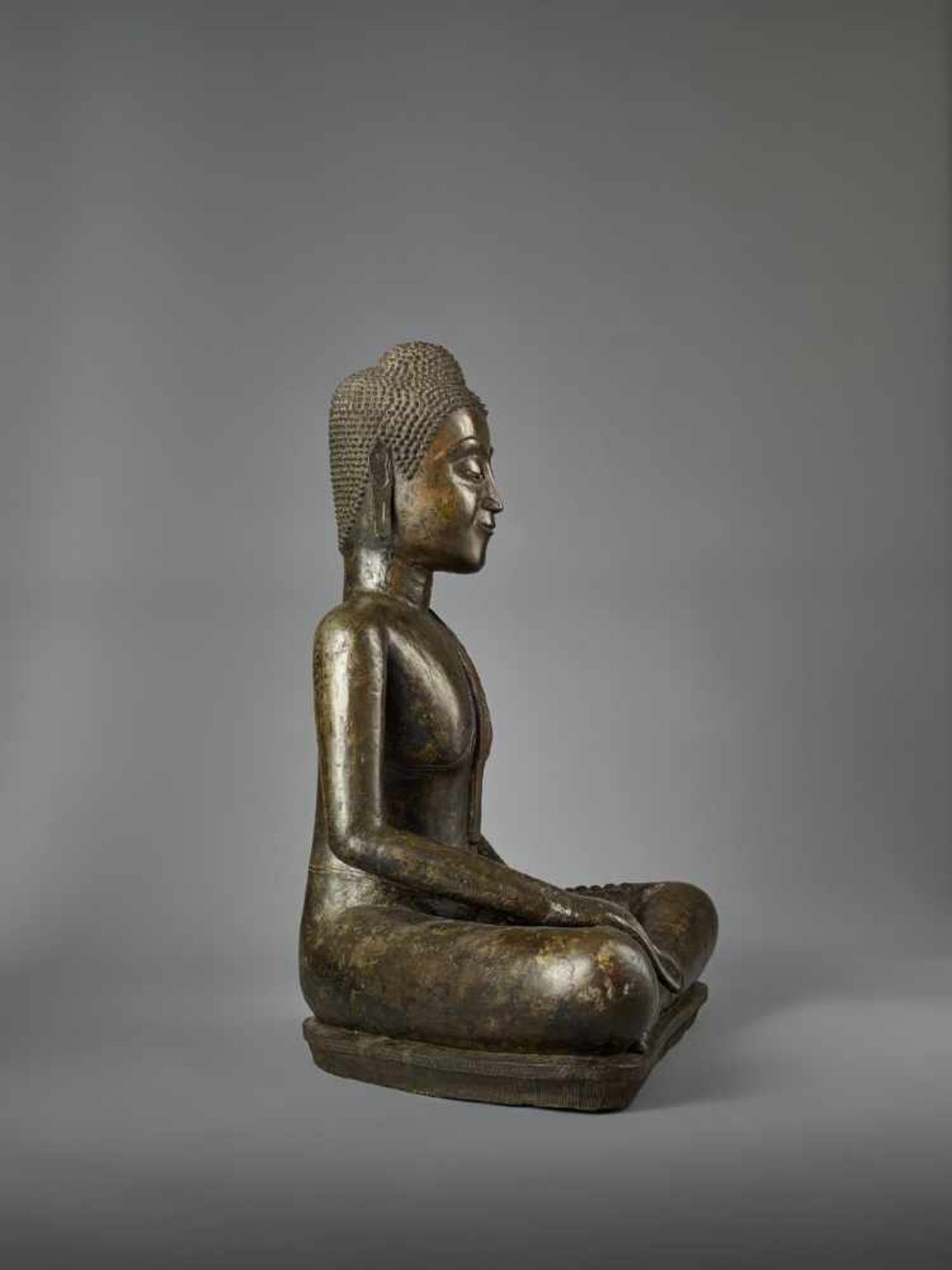 A VERY LARGE BUDDHA SHAKYAMUNI BRONZE Thailand, Kingdom of Ayudhya, 16th – 18th century. The - Image 5 of 10