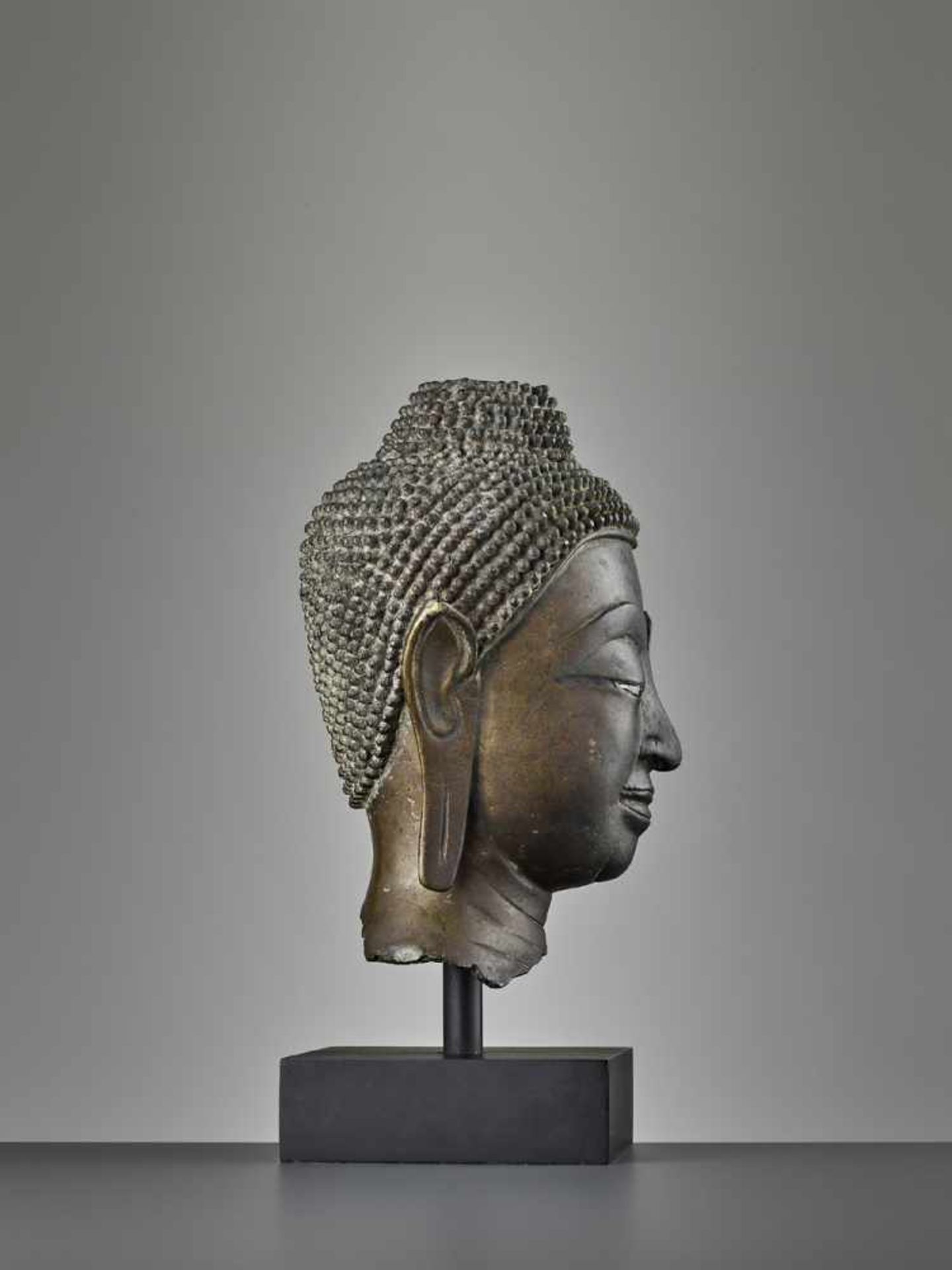 A SUKHOTHAI BRONZE HEAD OF BUDDHA, KAMPHAENG PHET Thailand, 15th century. Bronze with eyes inlaid in - Image 8 of 11