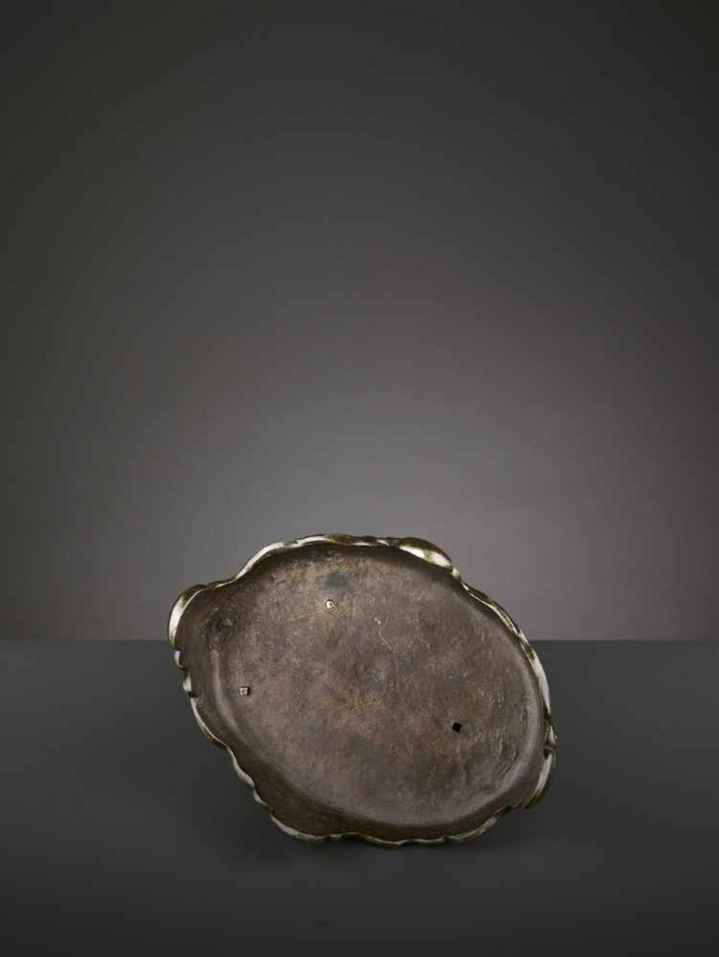 A SILVER- AND GOLD-INLAID BRONZE CENSER, KANGXI China, early 18th century. Heavily cast as a - Image 11 of 12