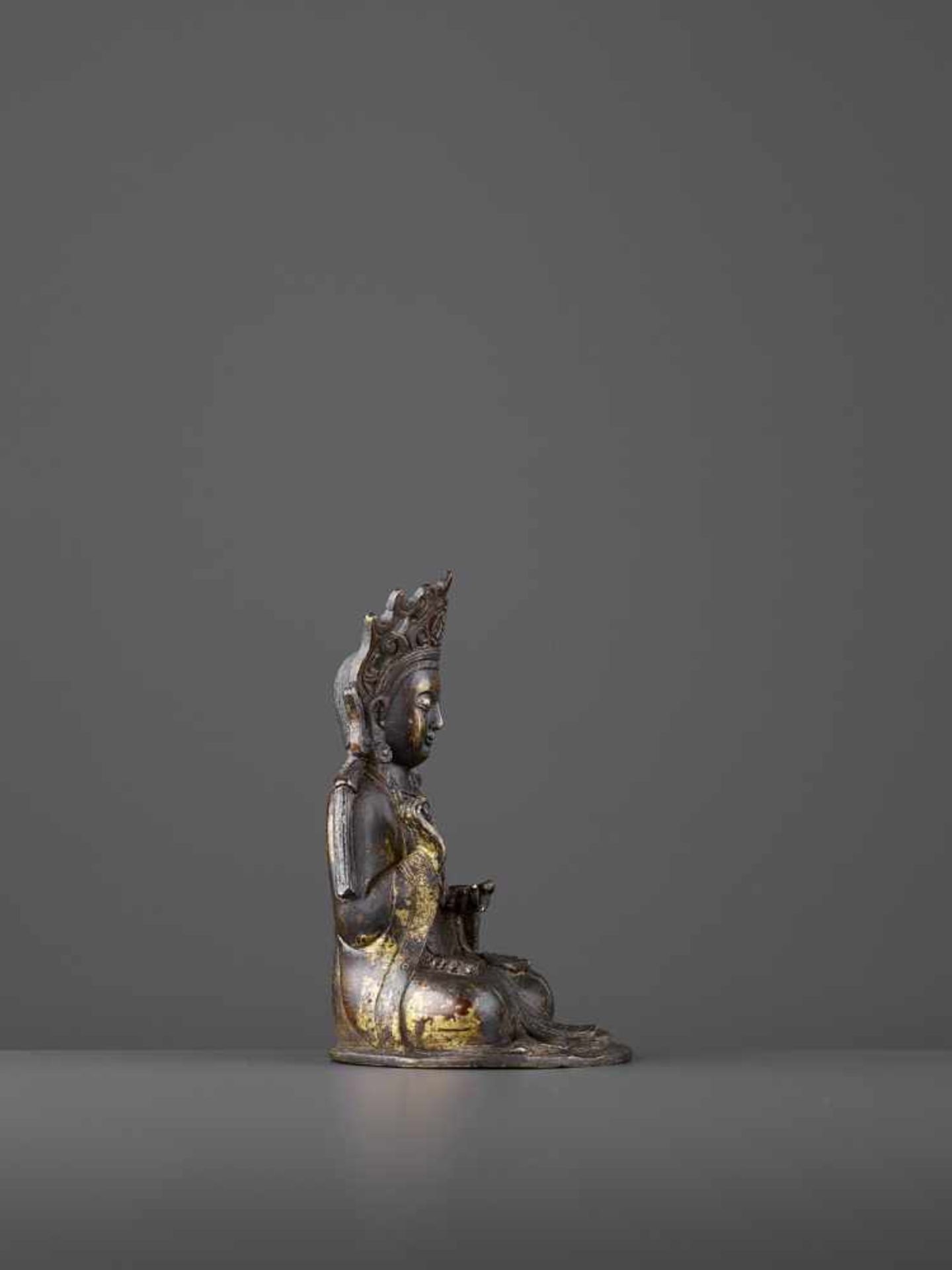 A FINELY CAST BRONZE GUANYIN, MING China, 1368-1644. The figure seated in padmasana, the right - Bild 7 aus 9