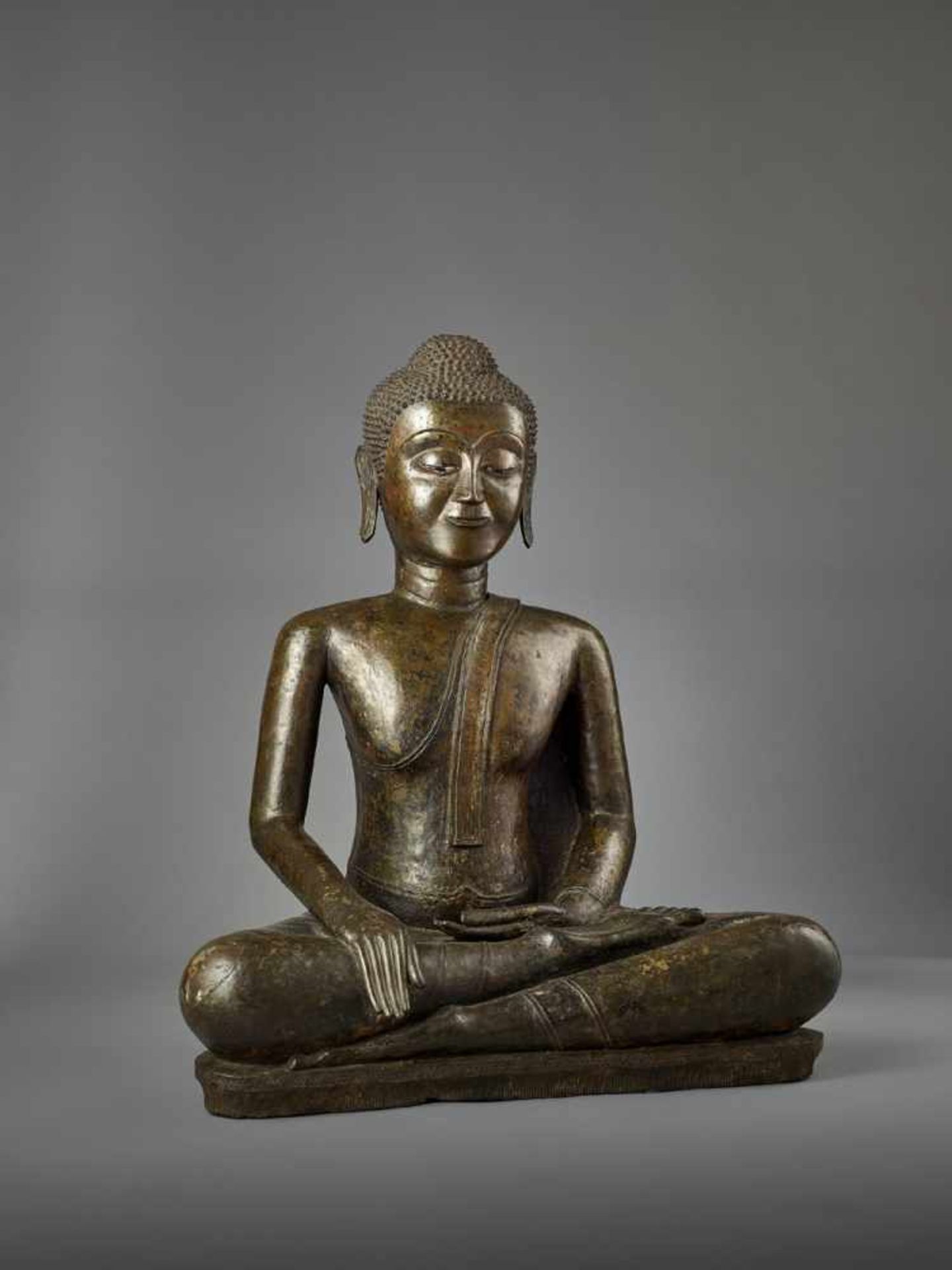 A VERY LARGE BUDDHA SHAKYAMUNI BRONZE Thailand, Kingdom of Ayudhya, 16th – 18th century. The - Image 7 of 10