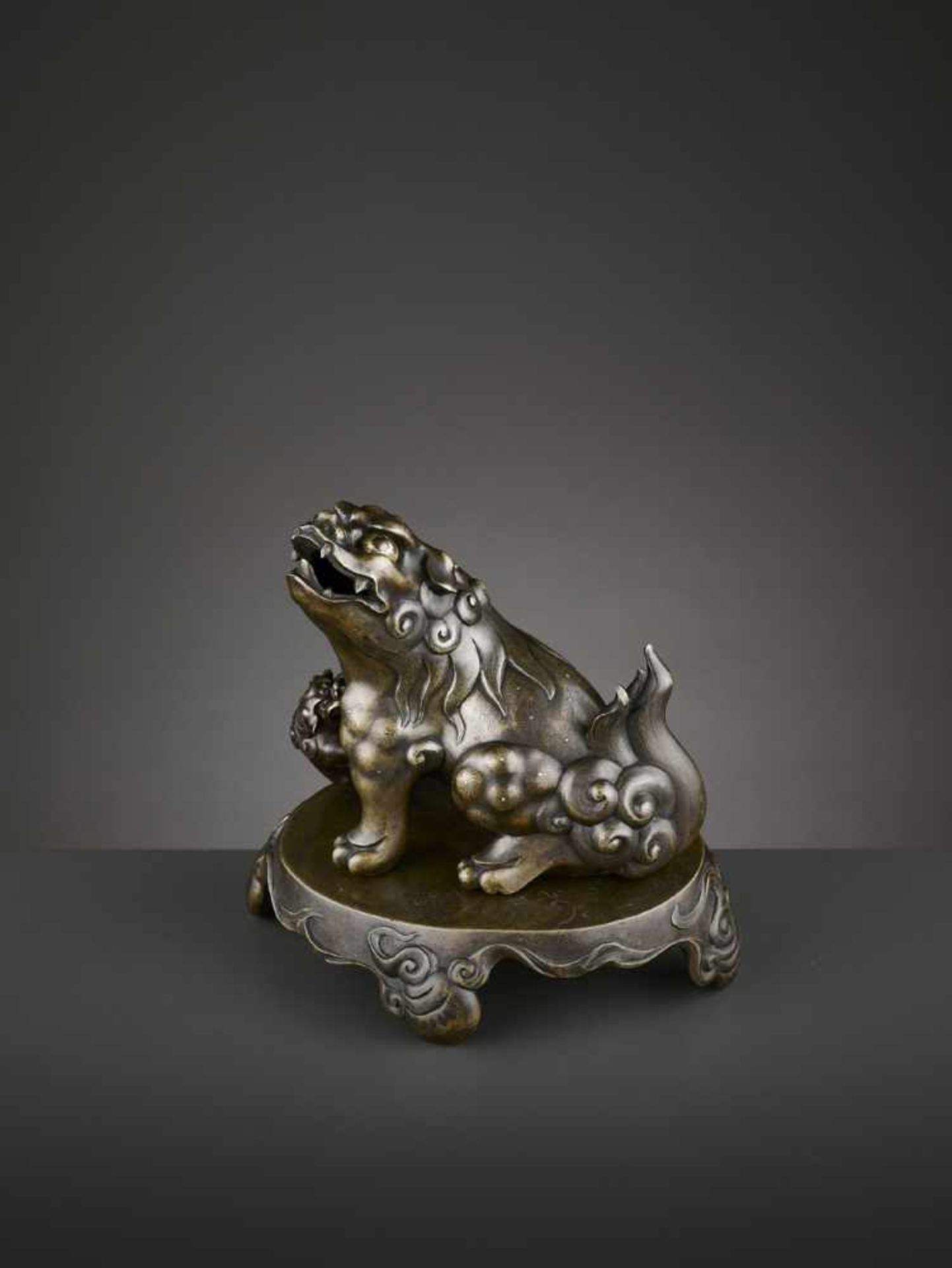 A SILVER- AND GOLD-INLAID BRONZE CENSER, KANGXI China, early 18th century. Heavily cast as a - Image 4 of 12