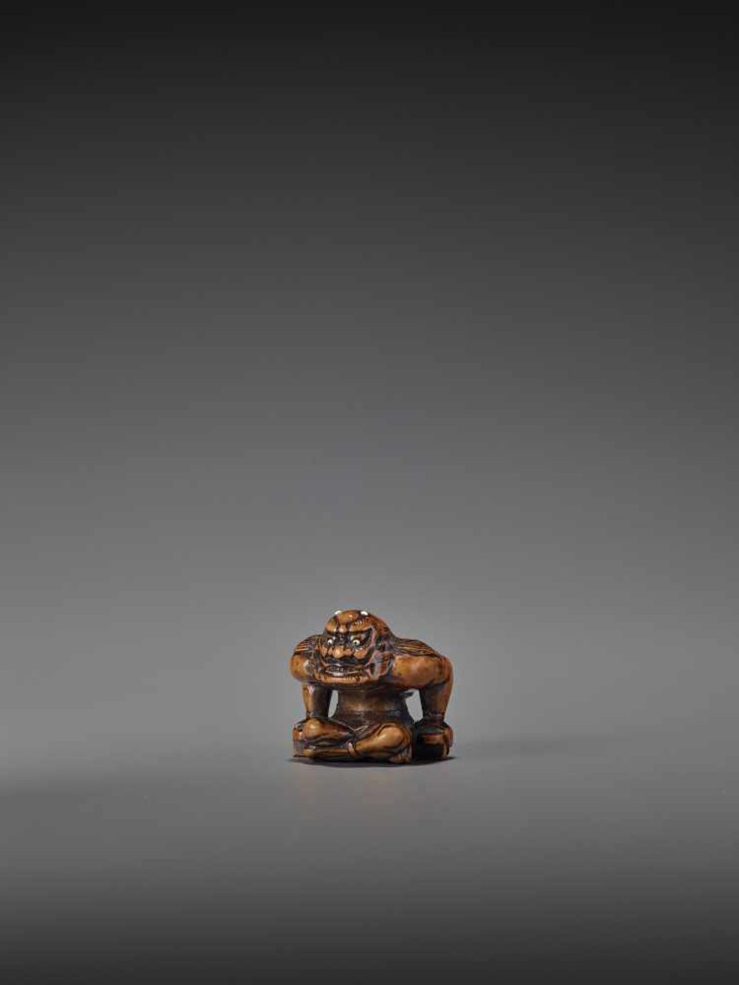 A FINE WOOD NETSUKE OF RAIJIN UnsignedJapan, probably Gifu, early 19th century, Edo period (1615- - Bild 3 aus 9