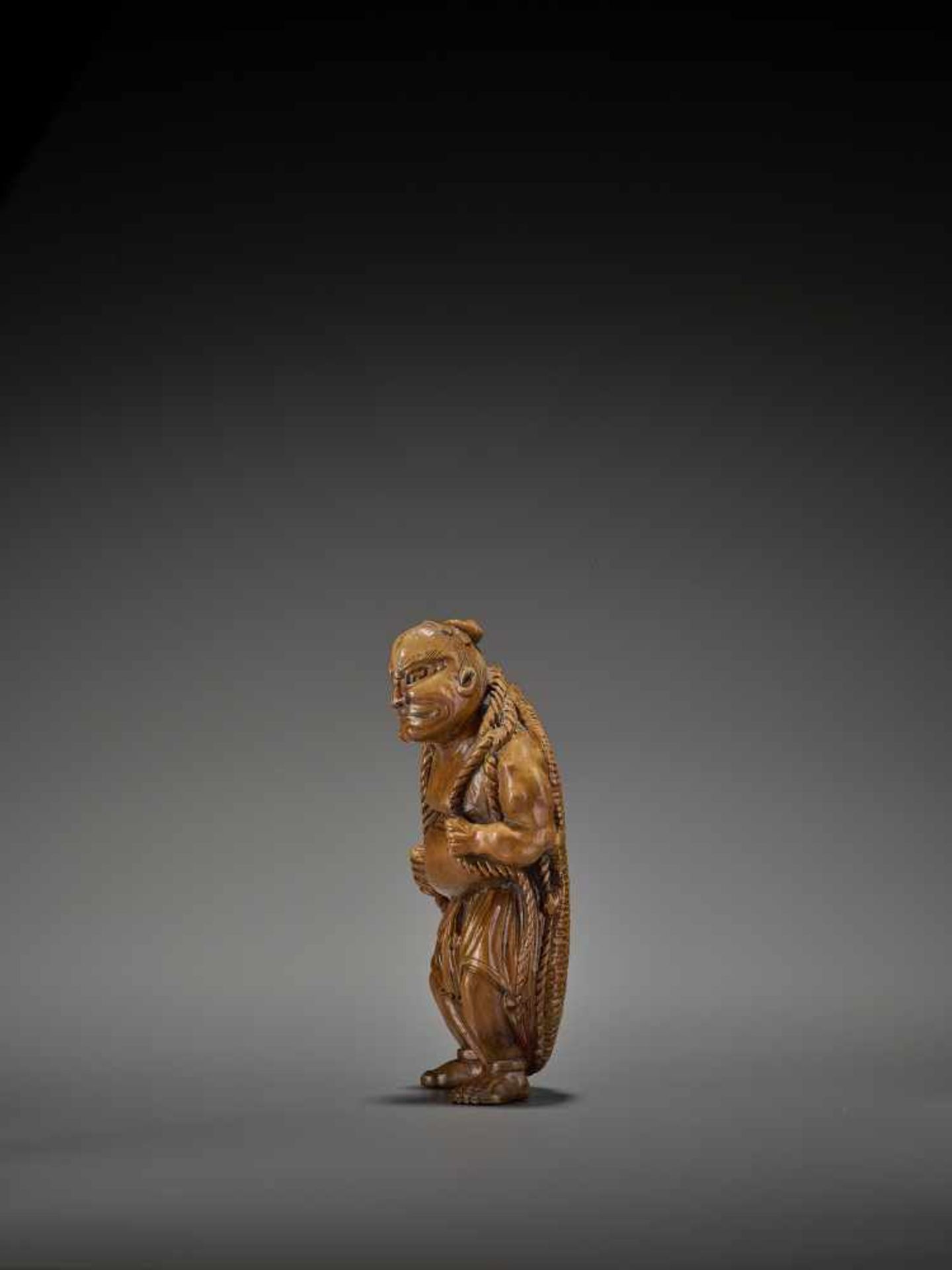 A RARE AND GIGANTIC ACTOR’S WOOD NETSUKE OF A NIO WITH WARAJI UnsignedJapan, 19th century, Edo - Image 3 of 8