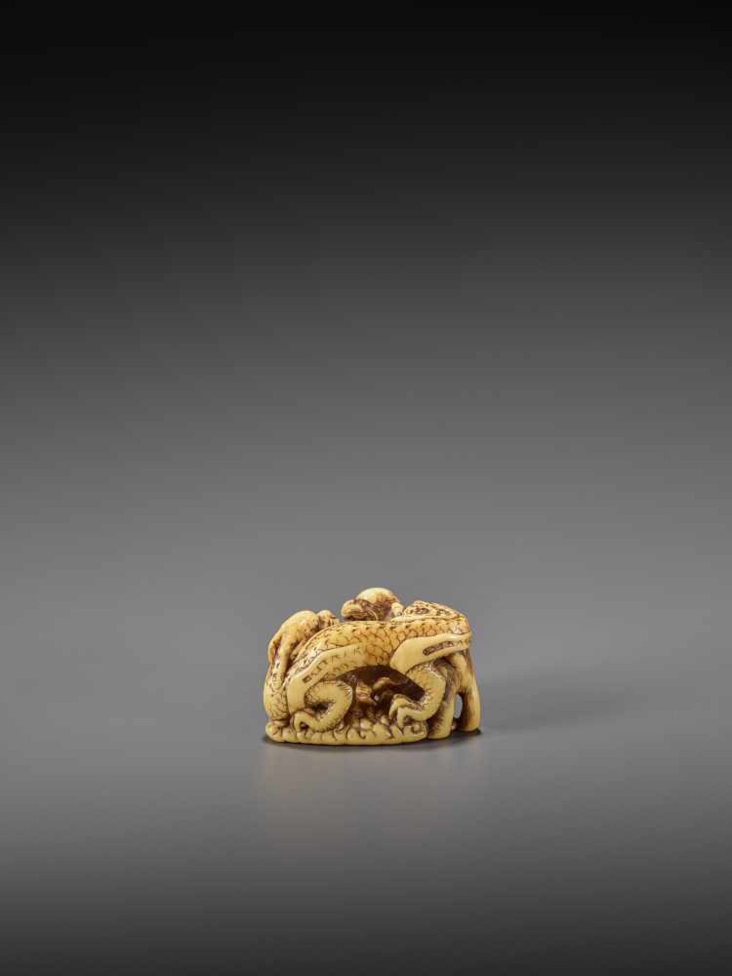 MINSEI: A POWERFUL IVORY NETSUKE OF A CONFRONTING DRAGON AND TIGER By Minsei, signed MinseiJapan, - Bild 4 aus 10