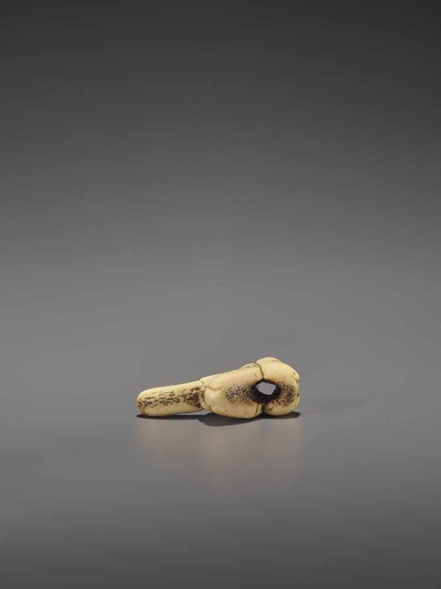 A RARE STAG ANTLER SHUNGA NETSUKE OF OKAME AND TENGU MASKS UnsignedJapan, 19th century, Edo - Bild 10 aus 10