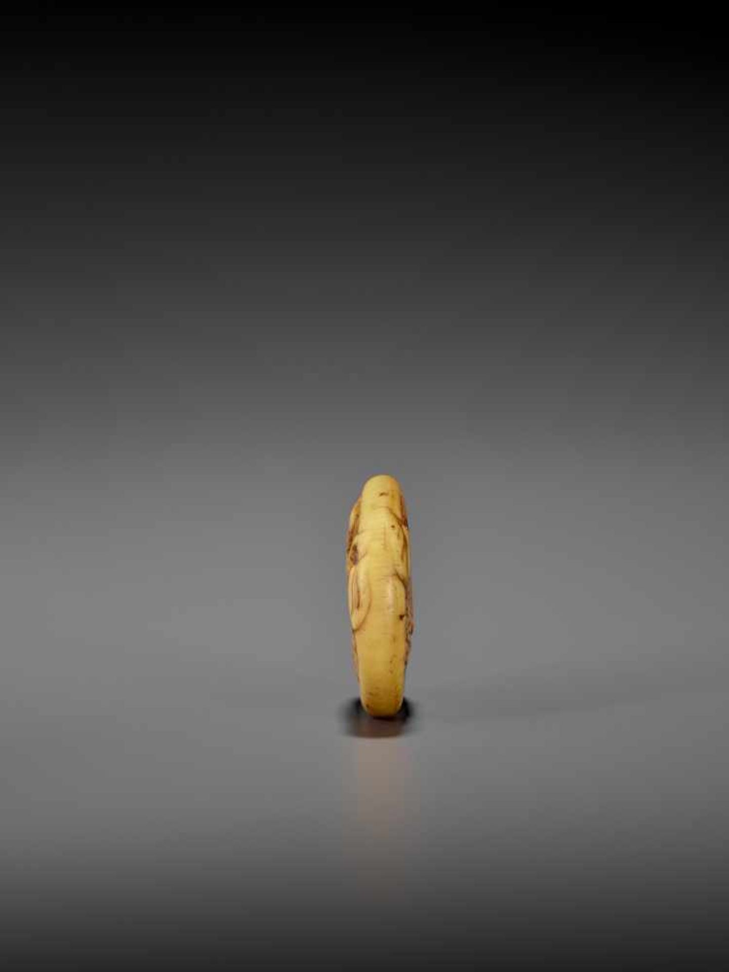 AN EARLY POWERFUL IVORY MANJU NETSUKE WITH DRAGON UnsignedJapan, early to mid-18th century, Edo - Image 4 of 5