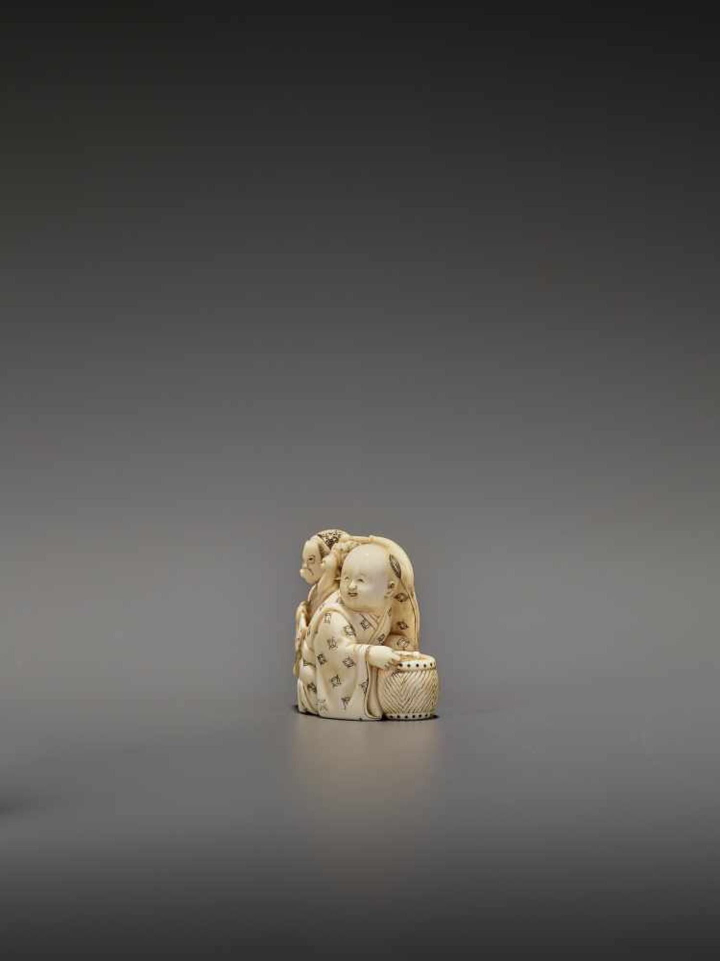 HOMIN: AN IVORY NETSUKE OF TWO BOYS AS MUSICIANS By Homin, signed Homin with kaoJapan, Edo/Tokyo, - Bild 3 aus 10