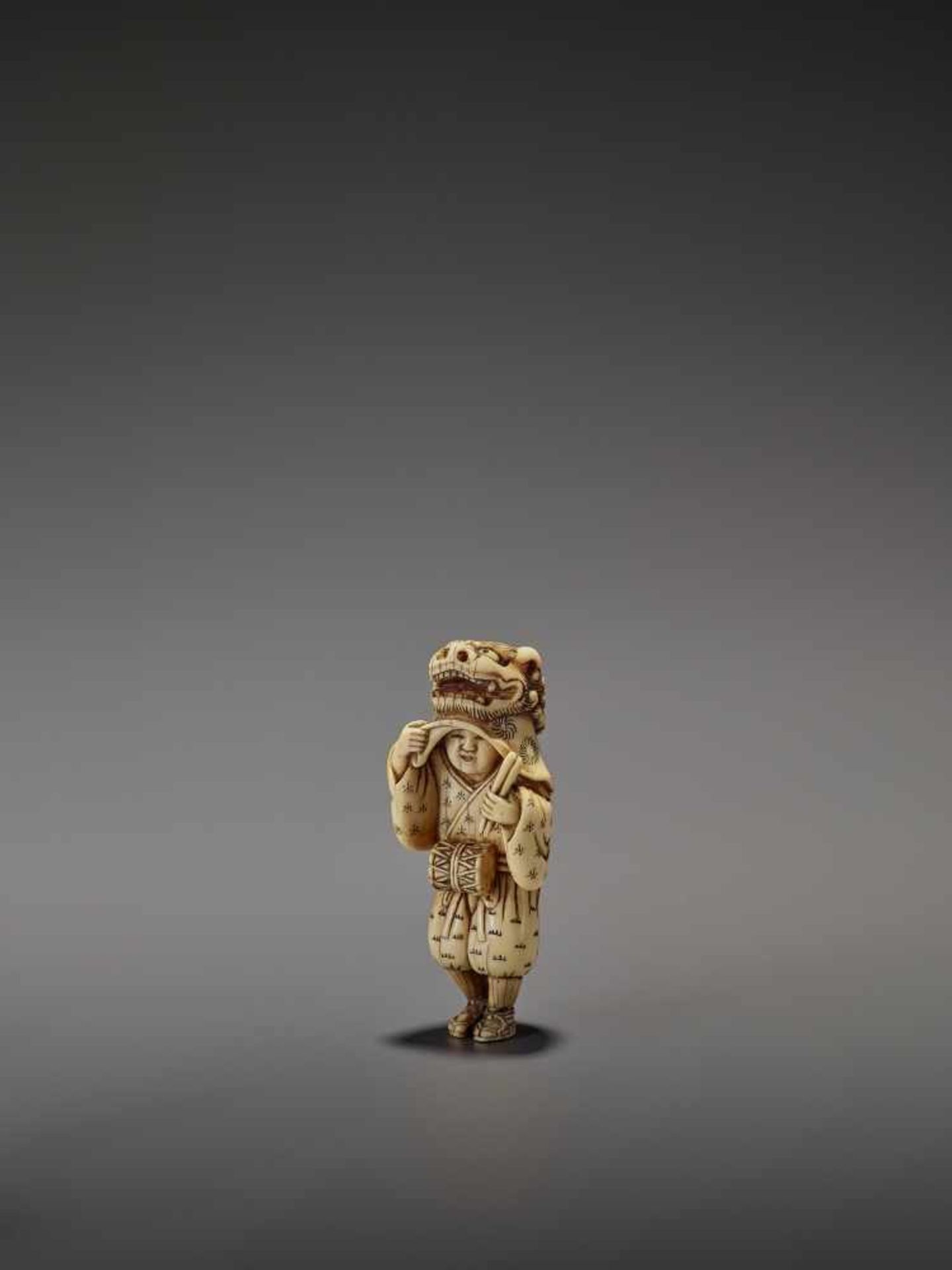 AN EARLY AND FINE IVORY NETSUKE OF A SHISHIMAI DANCER UnsignedJapan, late 18th century, Edo - Bild 4 aus 13