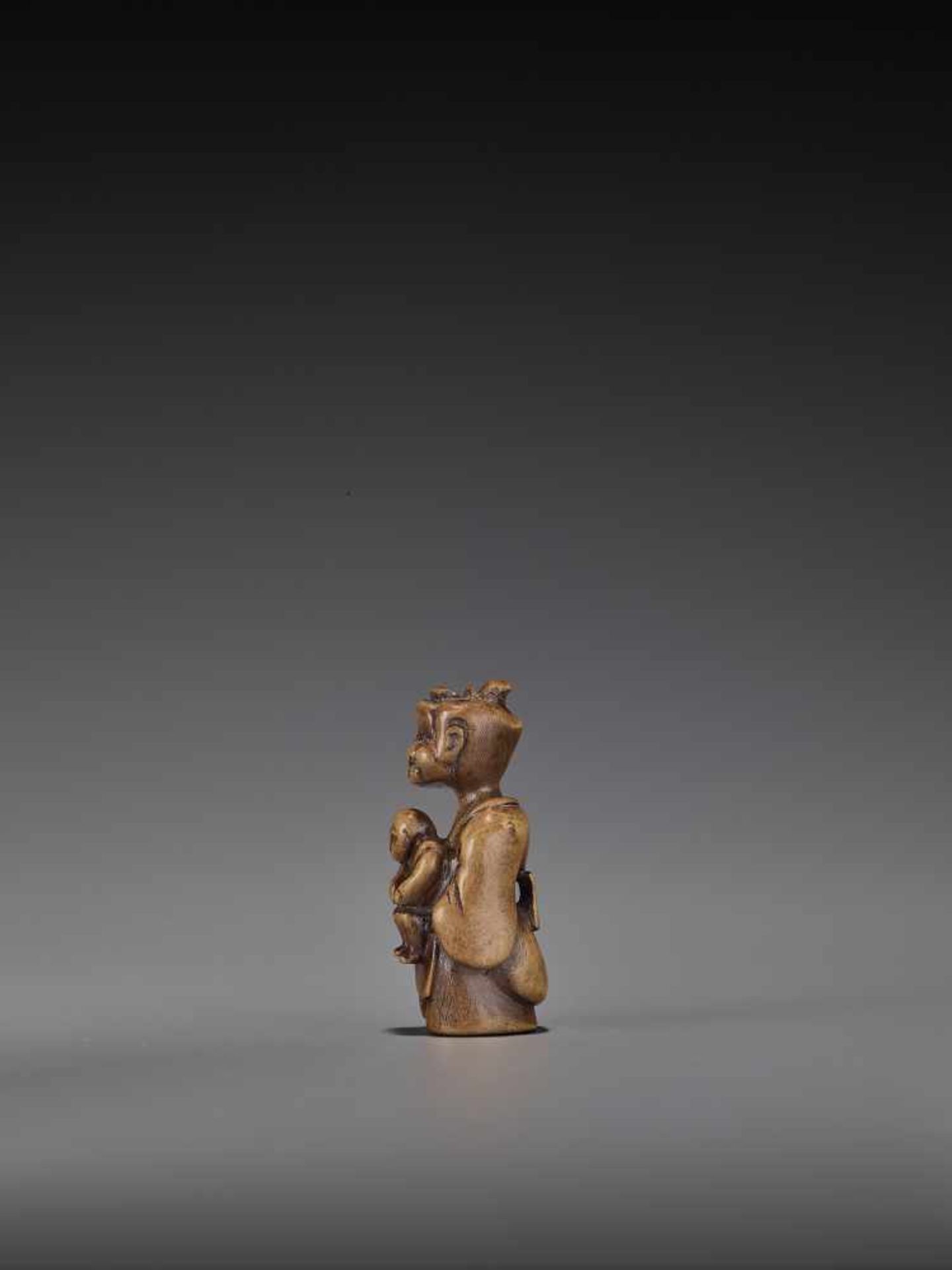 A RARE WOOD ‘DOUBLE SHUNGA’ NETSUKE OF A MOTHER AND CHILD UnsignedJapan, 18th century, Edo period ( - Bild 5 aus 8