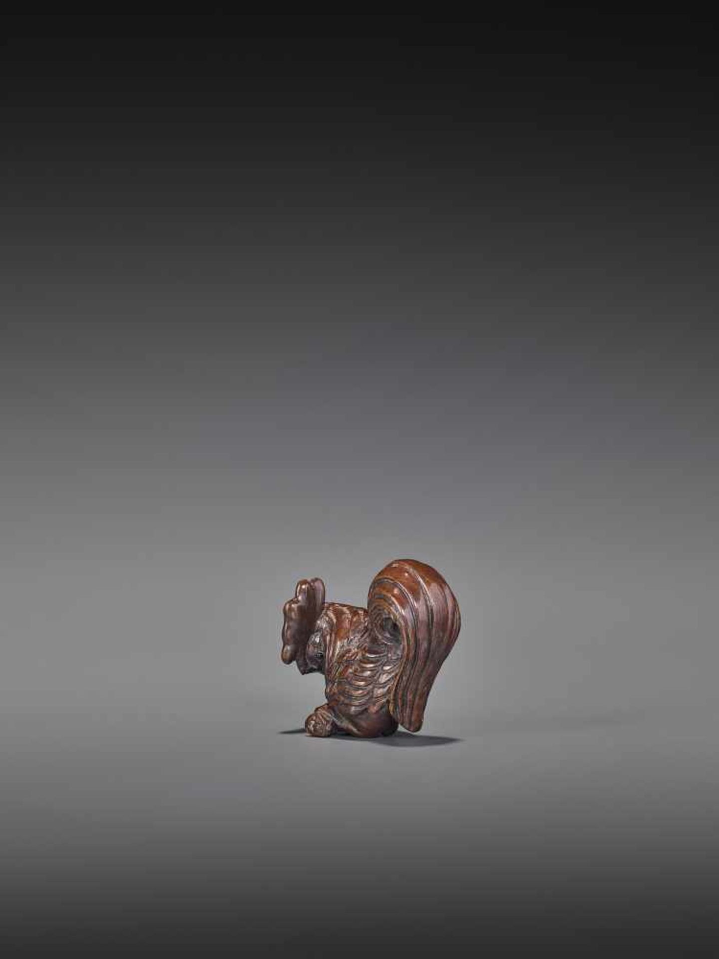 TOMOKAZU: WOOD NETSUKE OF A COCKEREL ON A BRANCH Inscribed TomokazuJapan, late 19th to 20th centuryA - Bild 3 aus 9