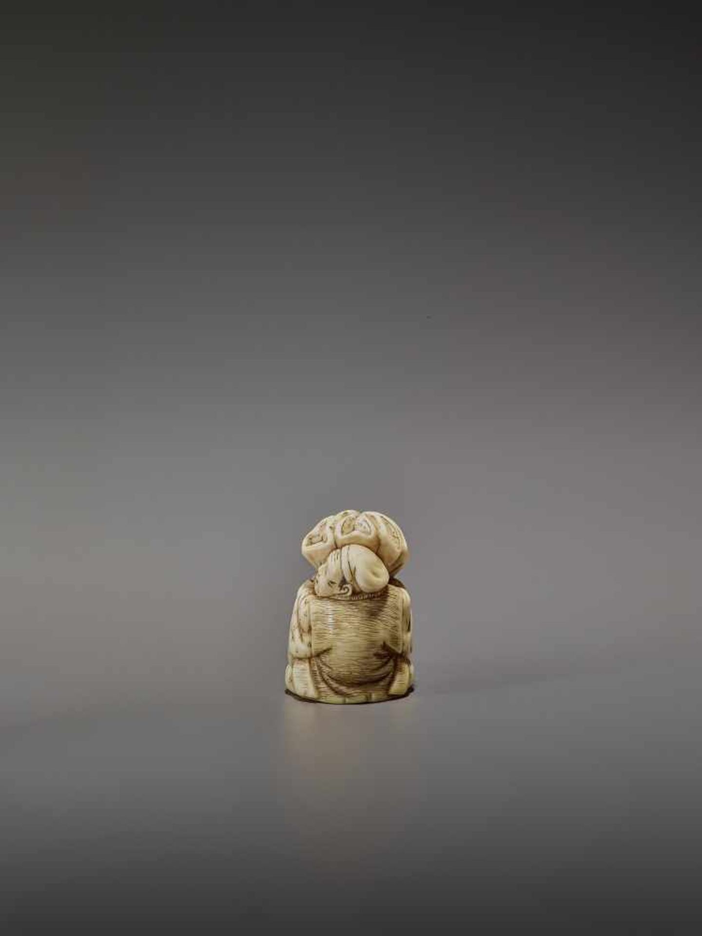 OKURA: A RARE IVORY NETSUKE OF KANNINBUKURO By Ogura Tomoyuki, signed OkuraJapan, Edo, mid-19th - Bild 4 aus 10