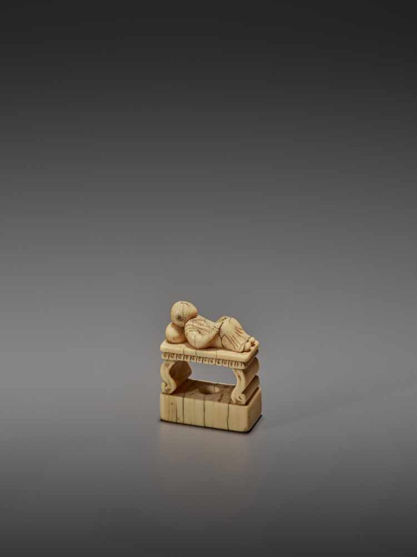 AN EARLY IVORY NETSUKE OF A CHINESE MAN SLEEPING ON AN OPIUM BED UnsignedJapan, early 18th - Bild 2 aus 11