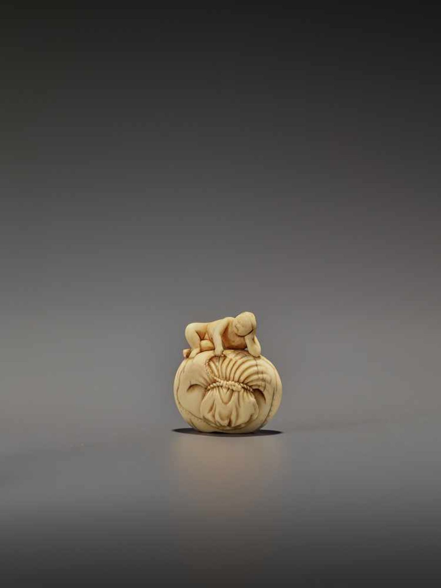 AN EARLY IVORY NETSUKE OF A NAKED MAN SLEEPING ON A BAG UnsignedJapan, mid-18th century, Edo - Image 3 of 8