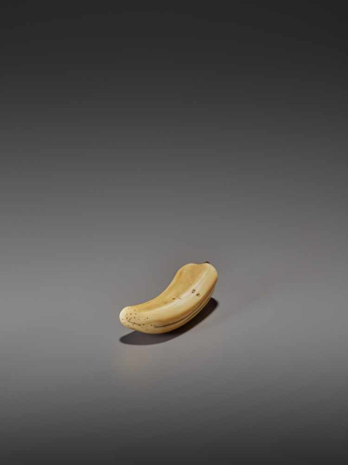 A VERY RARE MARINE IVORY NETSUKE OF A BELL PEPPER UnsignedJapan, 19th century, Edo period (1615- - Bild 5 aus 11