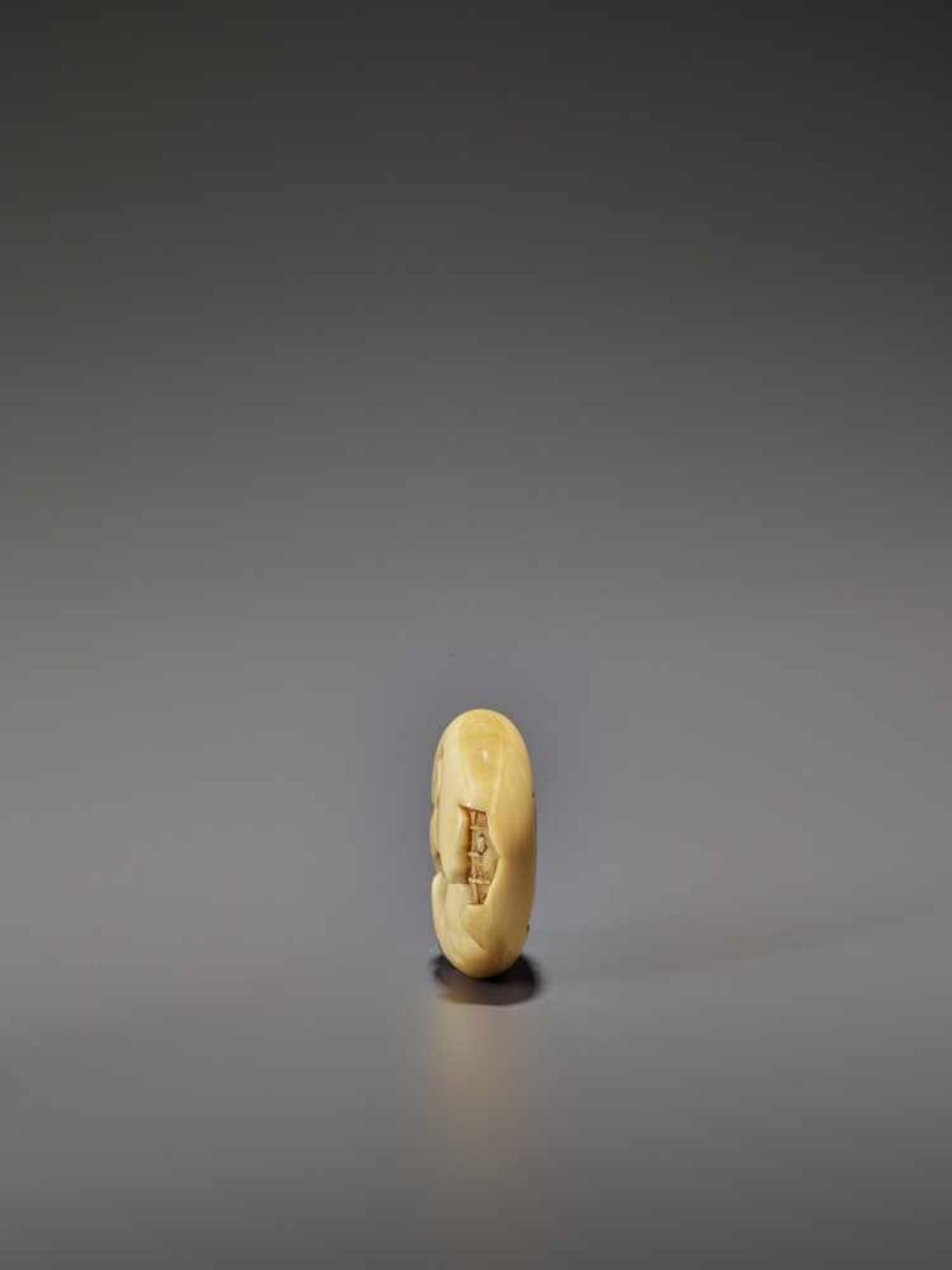 ICHIYUSAI: A MARINE IVORY MANJU NETSUKE OF ONNA DARUMA By Ichiyusai Naoharu/Naomitsu, signed - Bild 4 aus 7