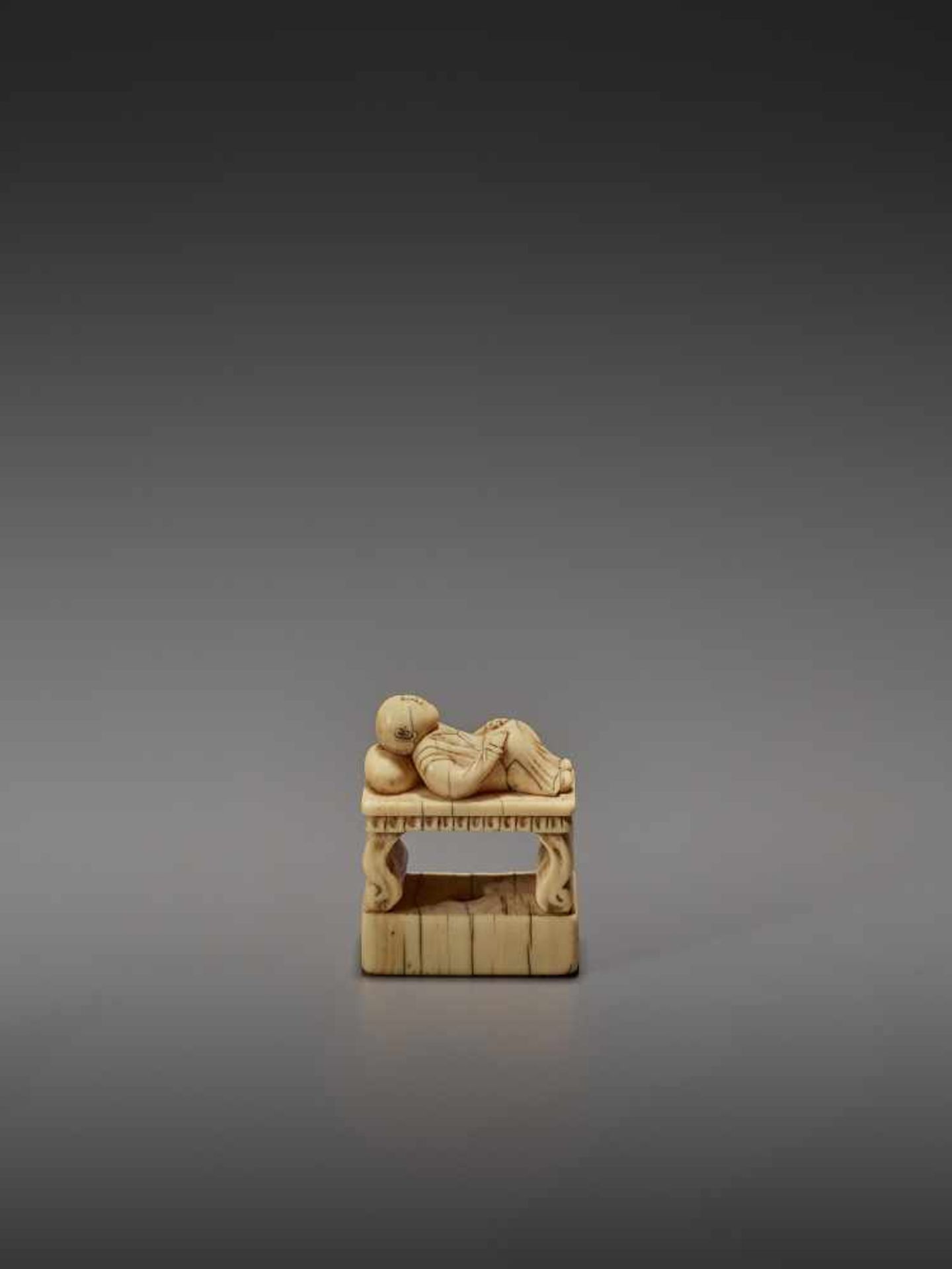 AN EARLY IVORY NETSUKE OF A CHINESE MAN SLEEPING ON AN OPIUM BED UnsignedJapan, early 18th - Bild 4 aus 11