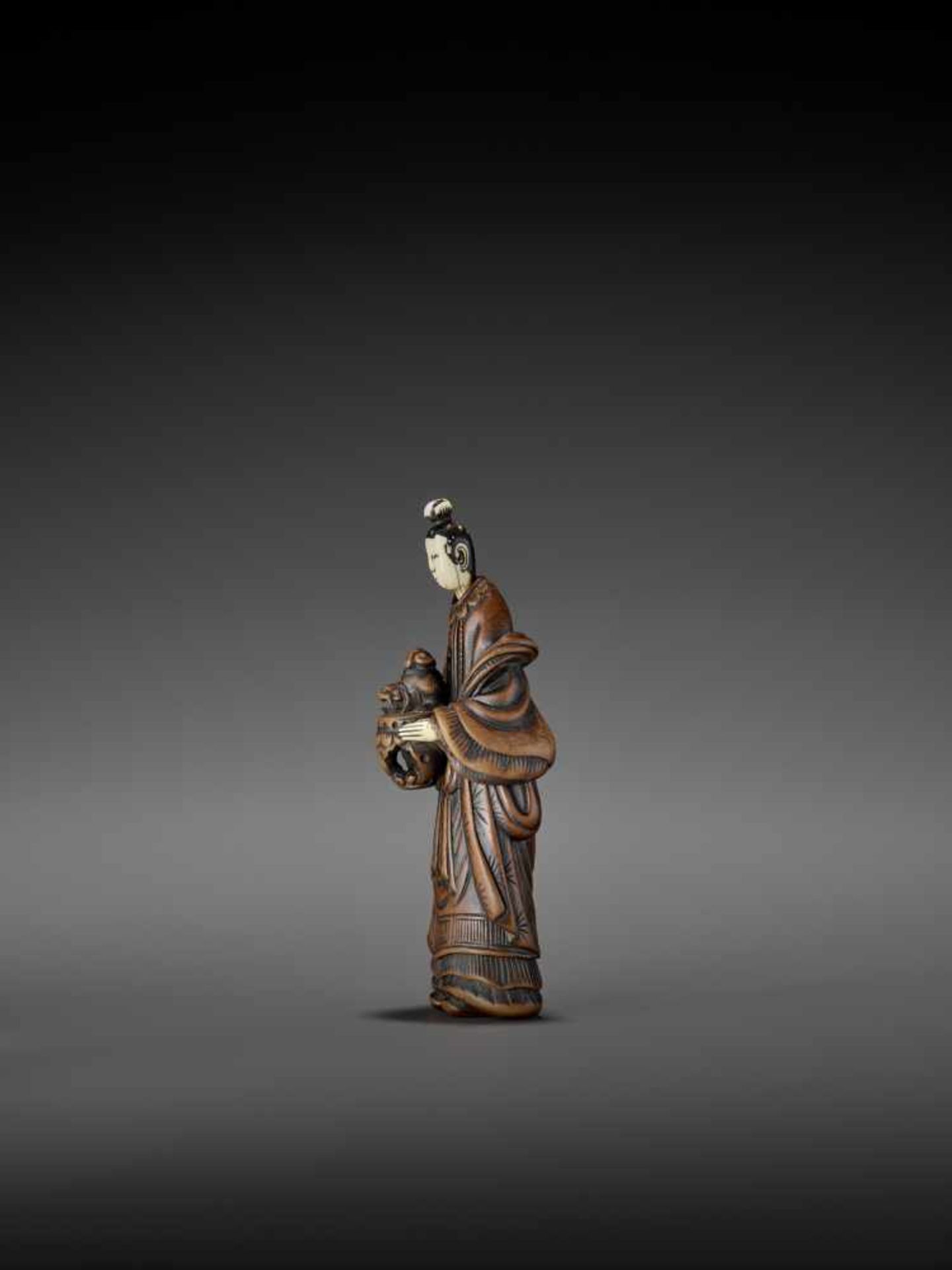 AN IMPORTANT WOOD AND IVORY SHUNGA NETSUKE OF A CHINESE LADY WITH SHISHI CENSER ATTRIBUTED TO - Bild 7 aus 12