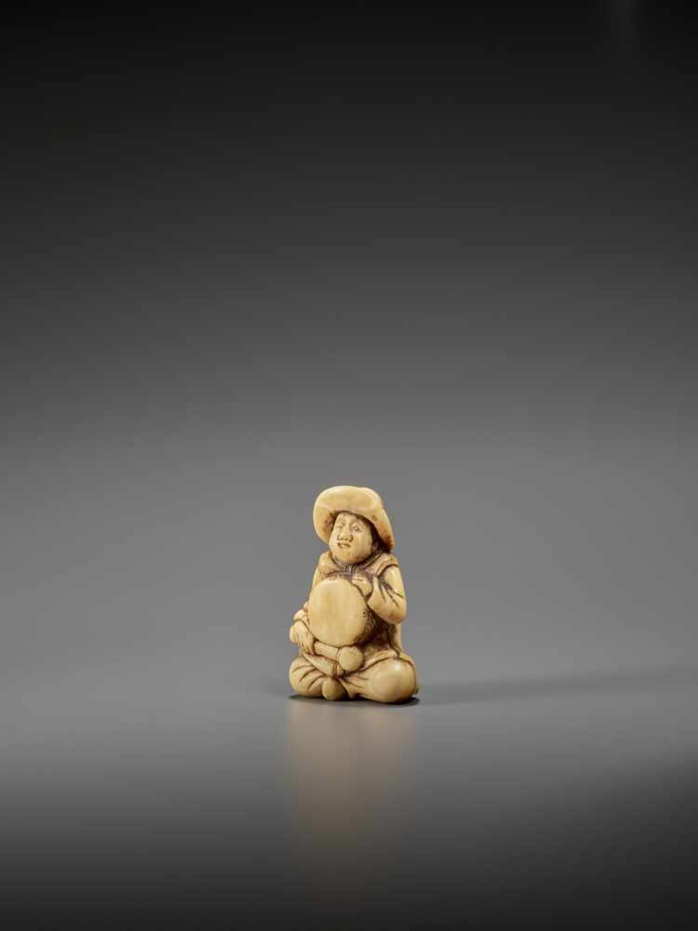 AN IVORY NETSUKE OF A DUTCHMAN WITH DRUM UnsignedJapan, late 18th century, Edo period (1615-1868) - Bild 3 aus 7