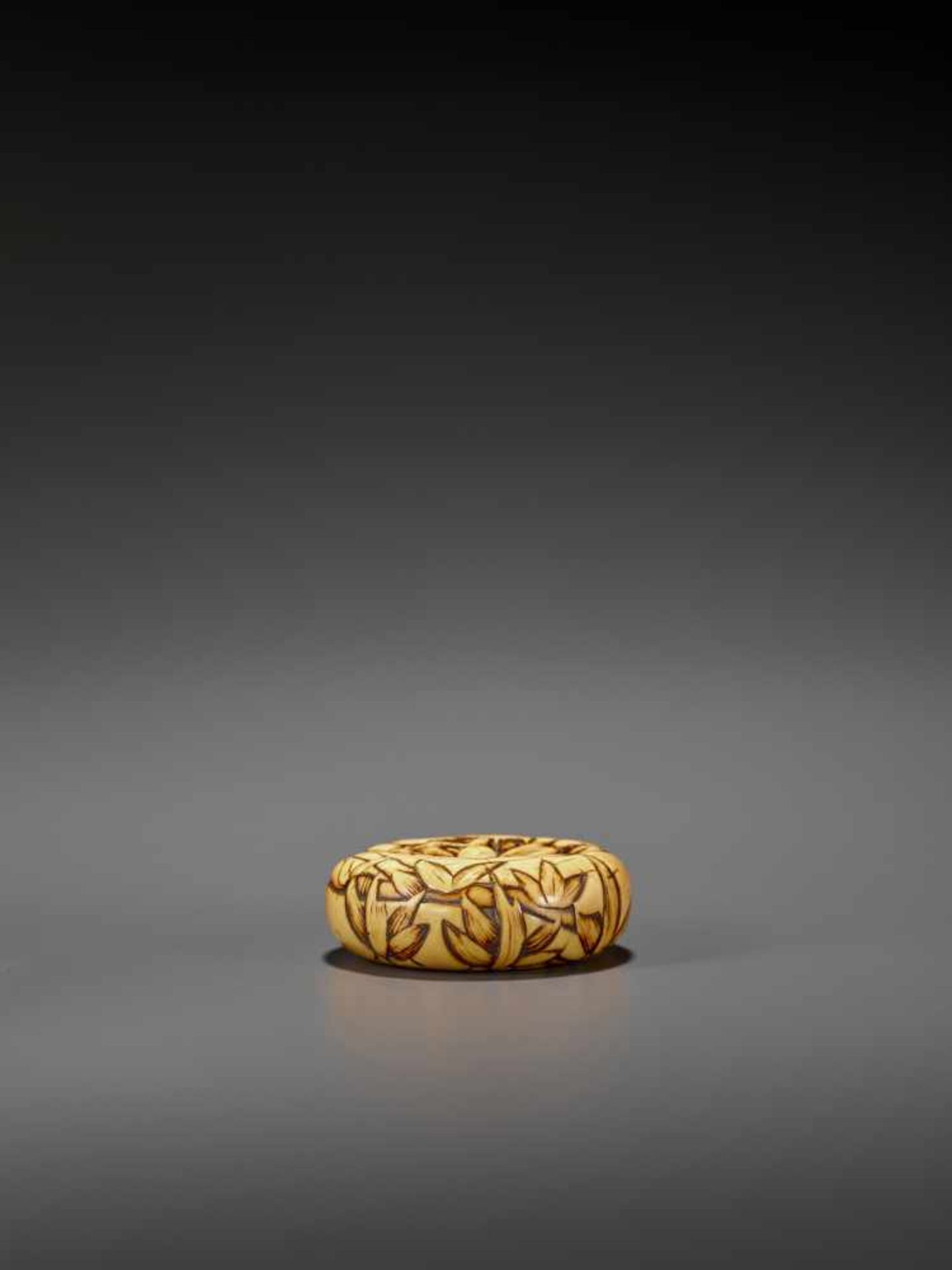 A LARGE EARLY IVORY MANJU WITH TIGER AND BAMBOO UnsignedJapan, 18th century, Edo period (1615-1868)A - Image 6 of 6