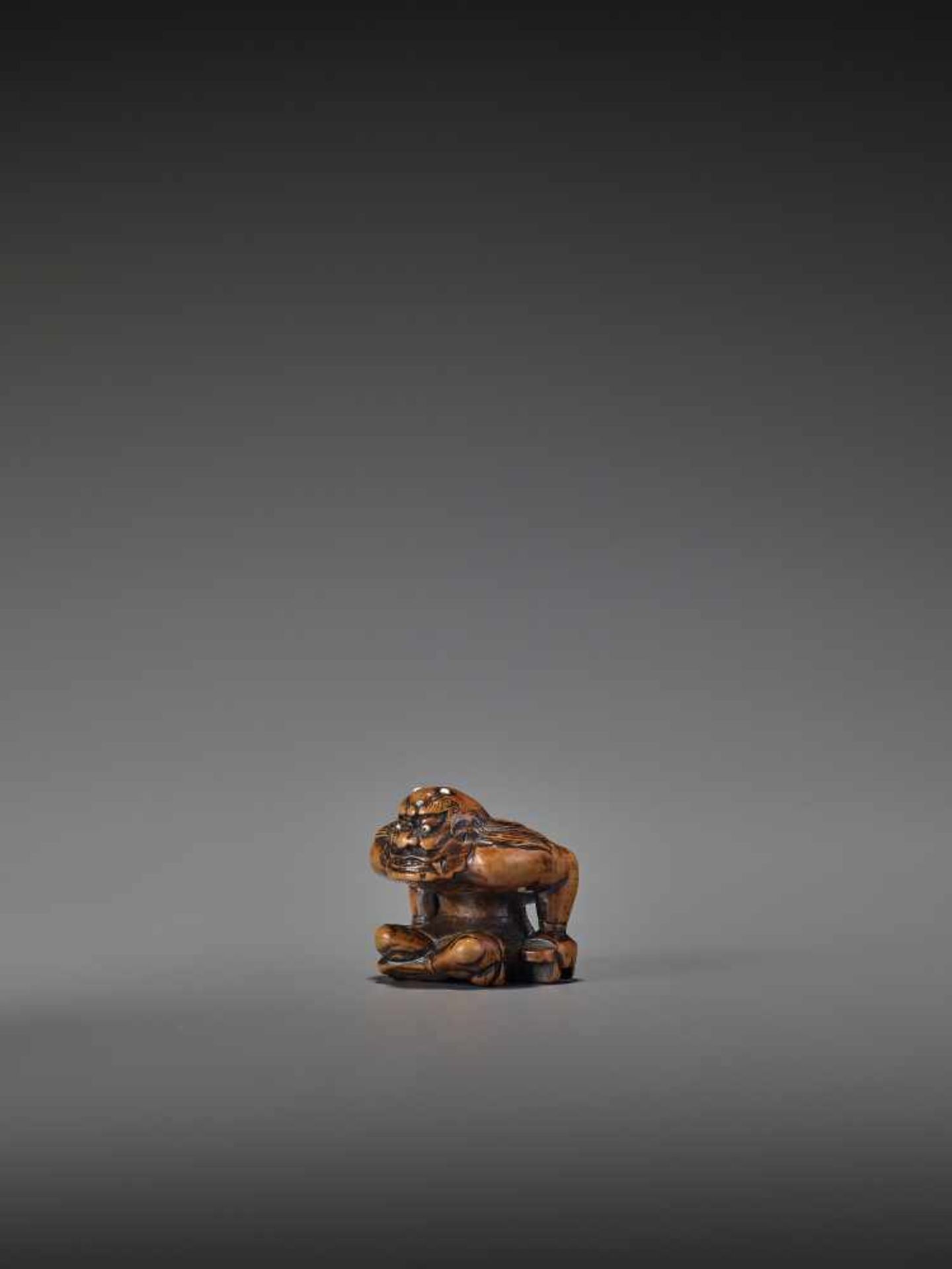 A FINE WOOD NETSUKE OF RAIJIN UnsignedJapan, probably Gifu, early 19th century, Edo period (1615- - Bild 4 aus 9