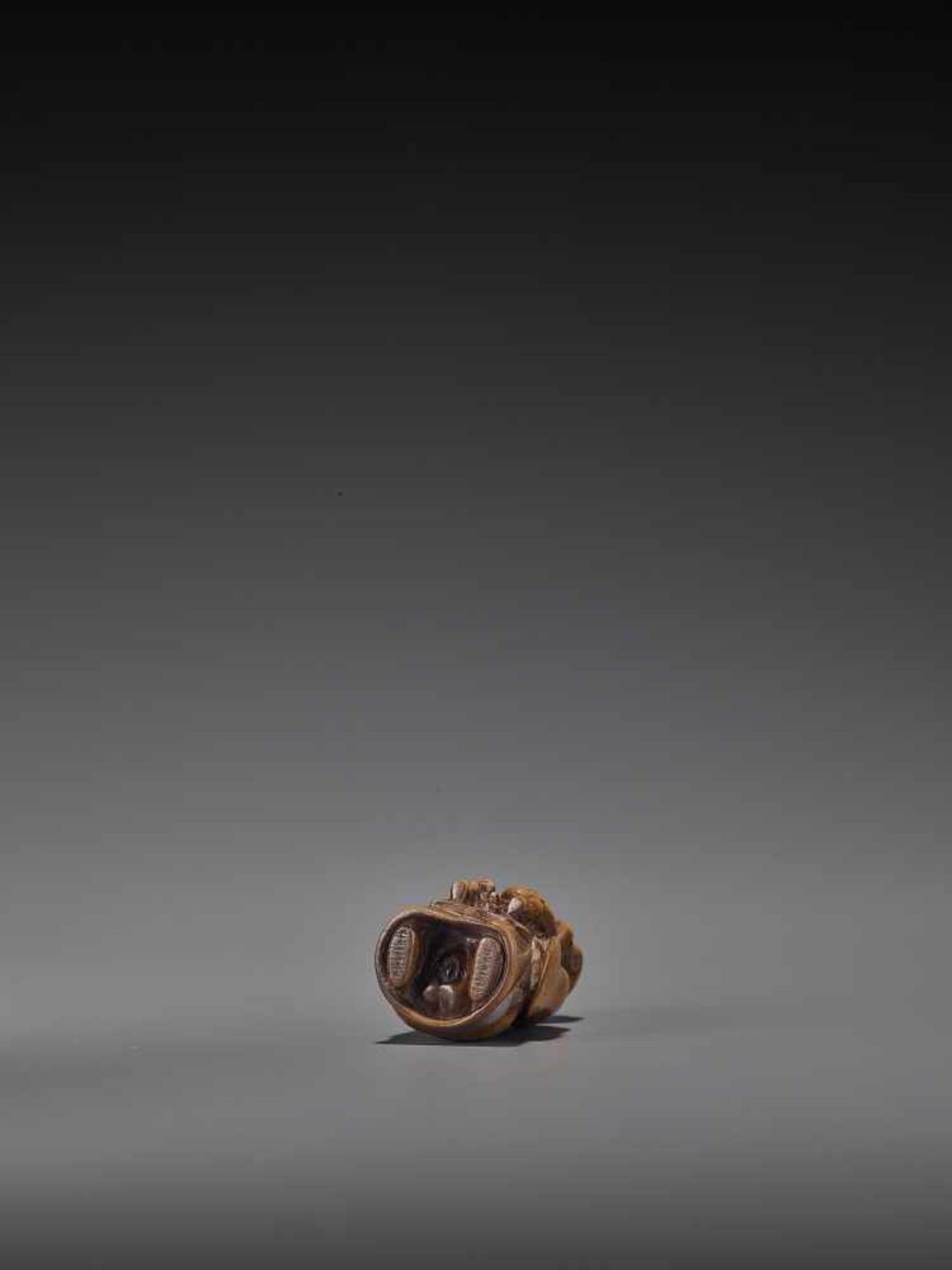 A RARE WOOD ‘DOUBLE SHUNGA’ NETSUKE OF A MOTHER AND CHILD UnsignedJapan, 18th century, Edo period ( - Image 2 of 8