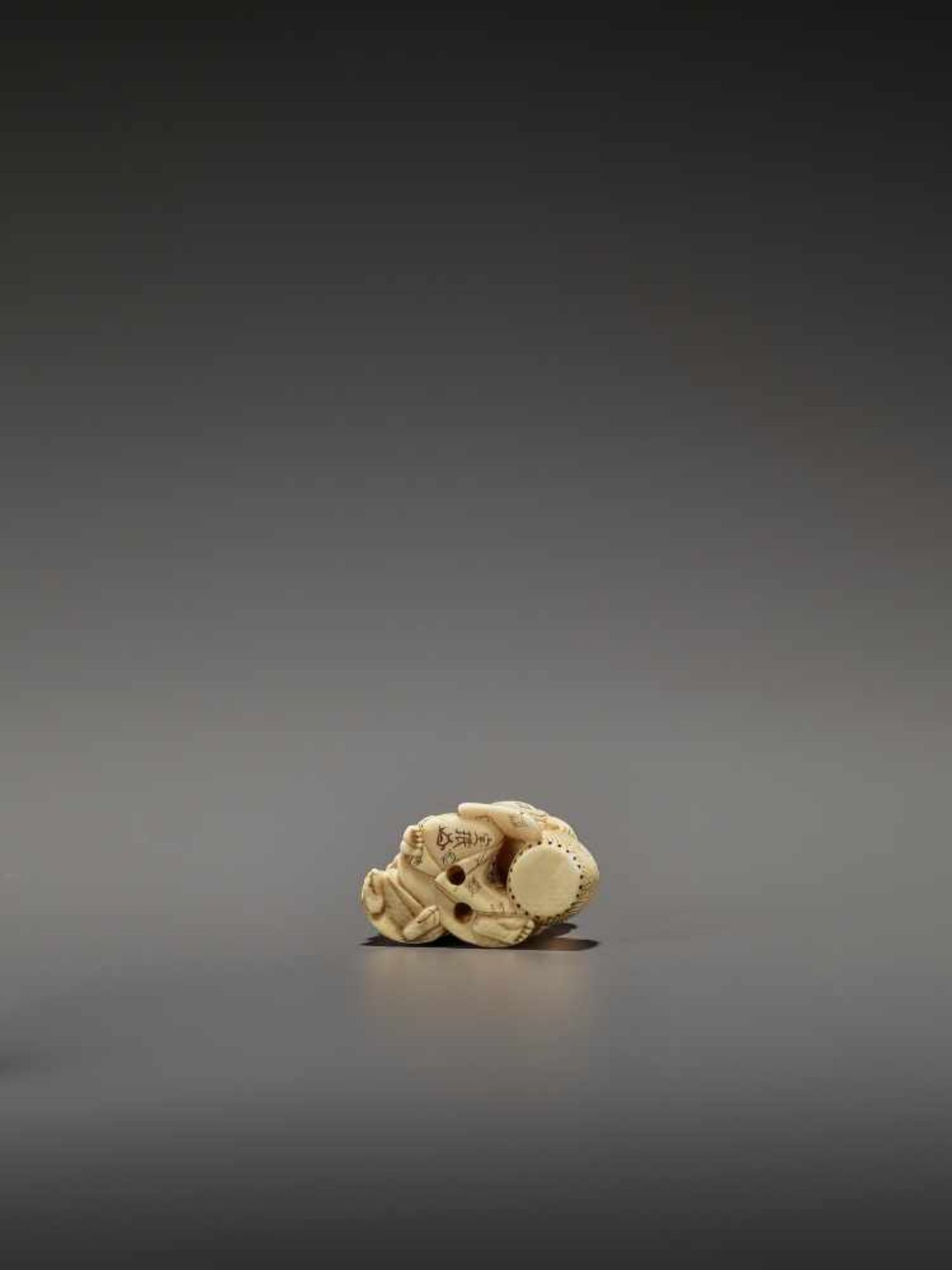 HOMIN: AN IVORY NETSUKE OF TWO BOYS AS MUSICIANS By Homin, signed Homin with kaoJapan, Edo/Tokyo, - Bild 9 aus 10