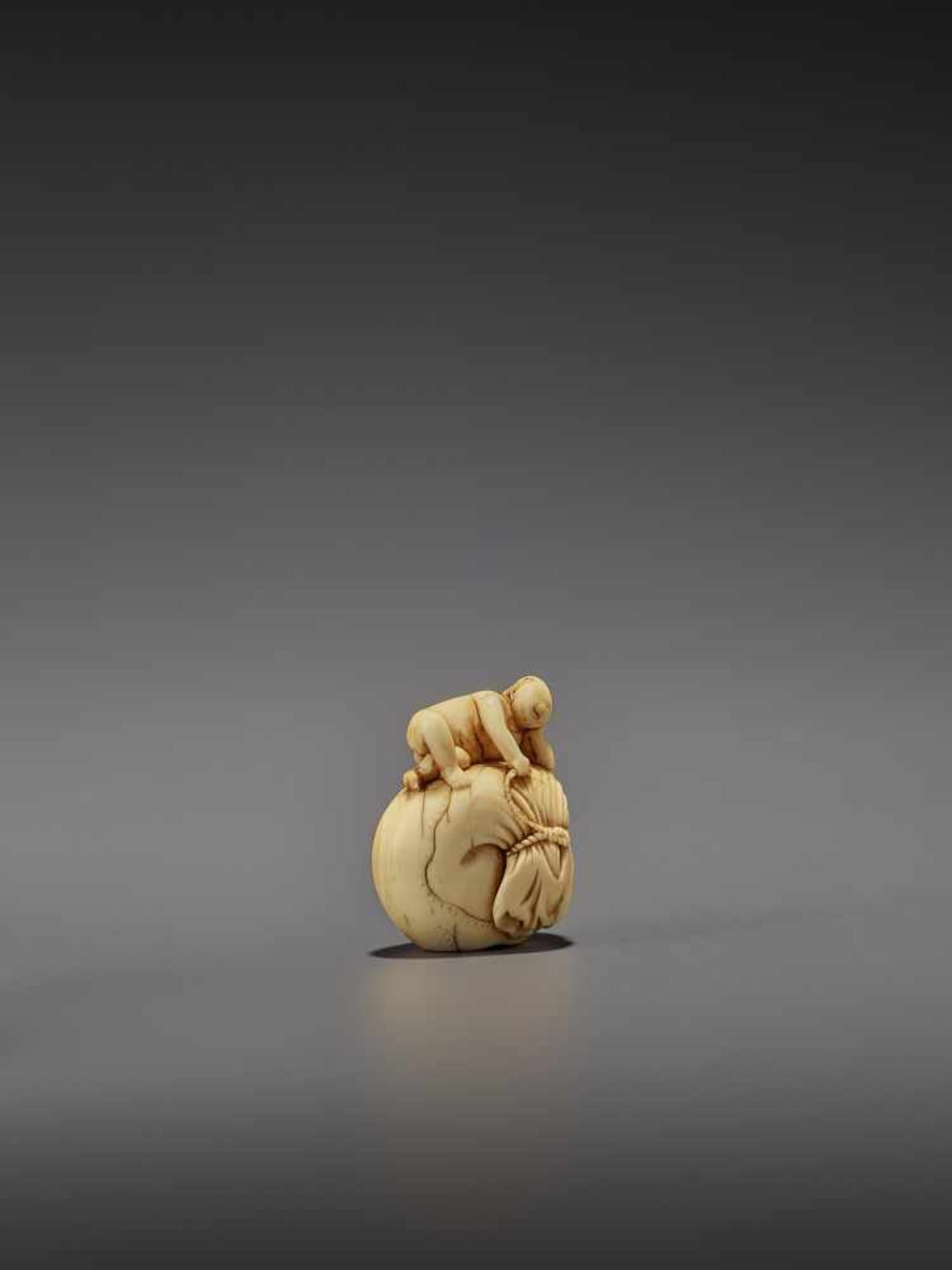 AN EARLY IVORY NETSUKE OF A NAKED MAN SLEEPING ON A BAG UnsignedJapan, mid-18th century, Edo - Image 6 of 8