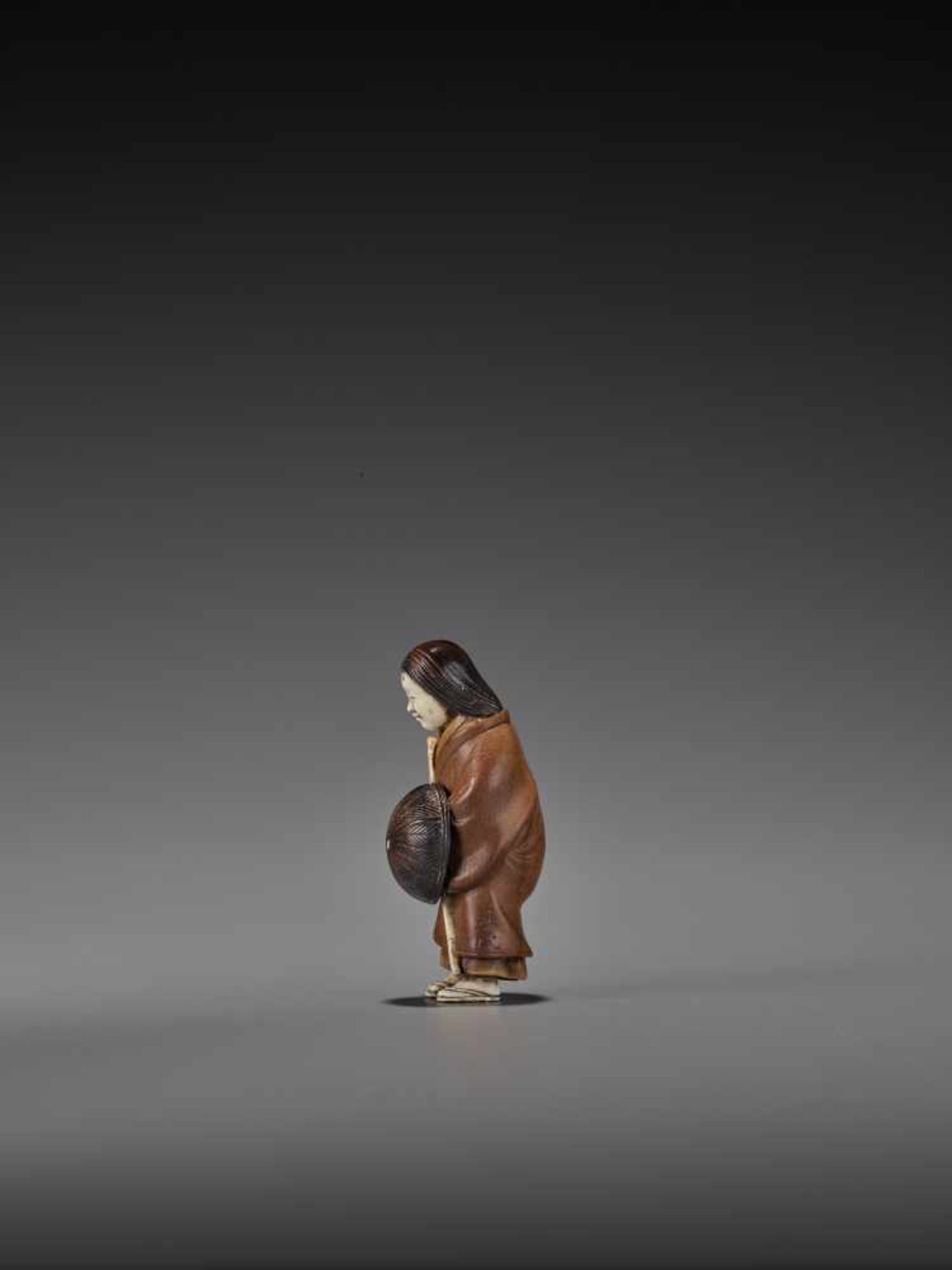 RAKUMIN: A RARE WOOD AND IVORY NETSUKE OF A VISITING COURTESAN By Ho Rakumin, signed RakuminJapan, - Bild 6 aus 10