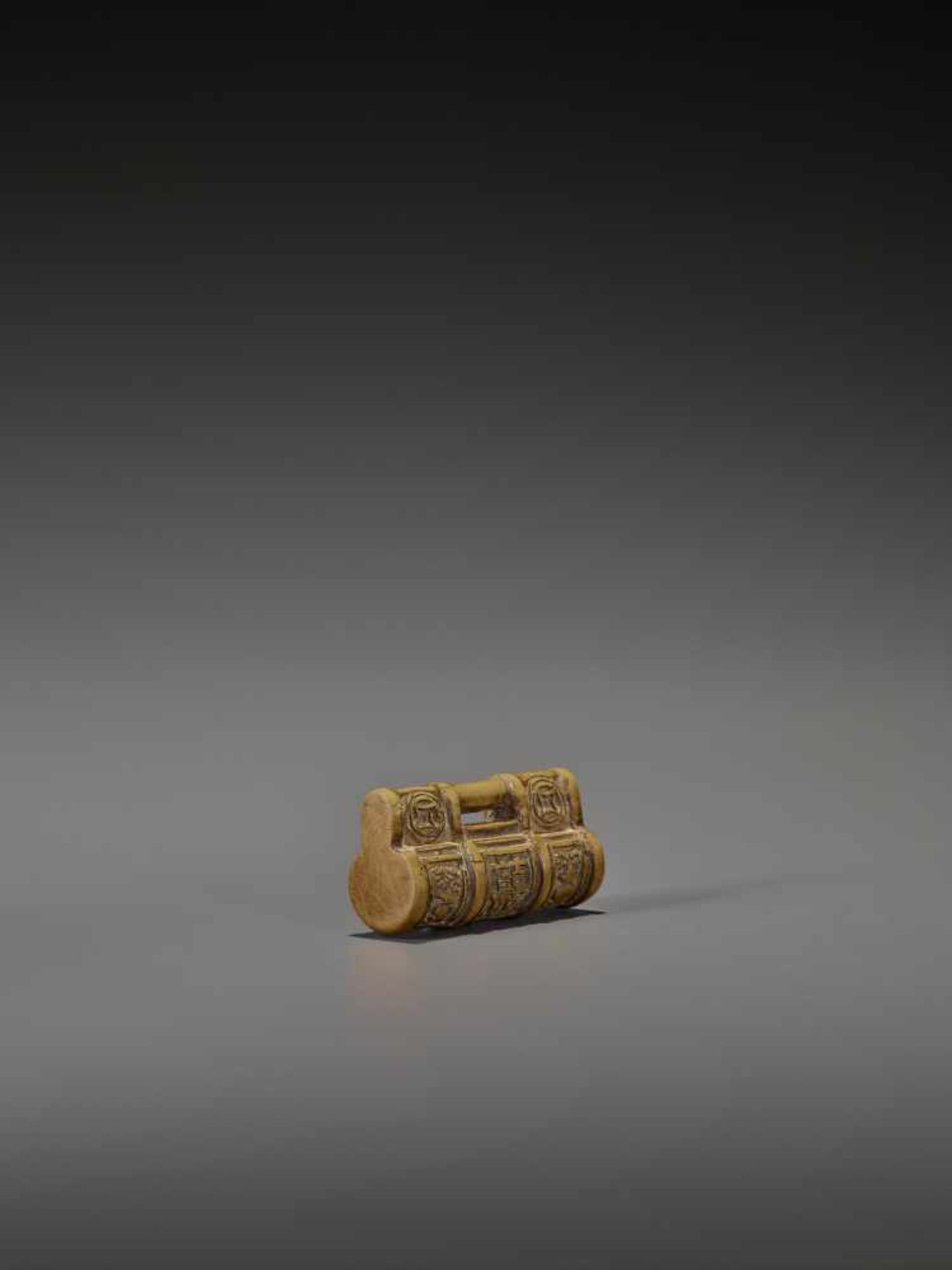 A RARE WOOD NETSUKE OF AN ANTIQUE CHINESE LOCK UnsignedJapan, 19th century, Edo period (1615-1868) - Bild 5 aus 7