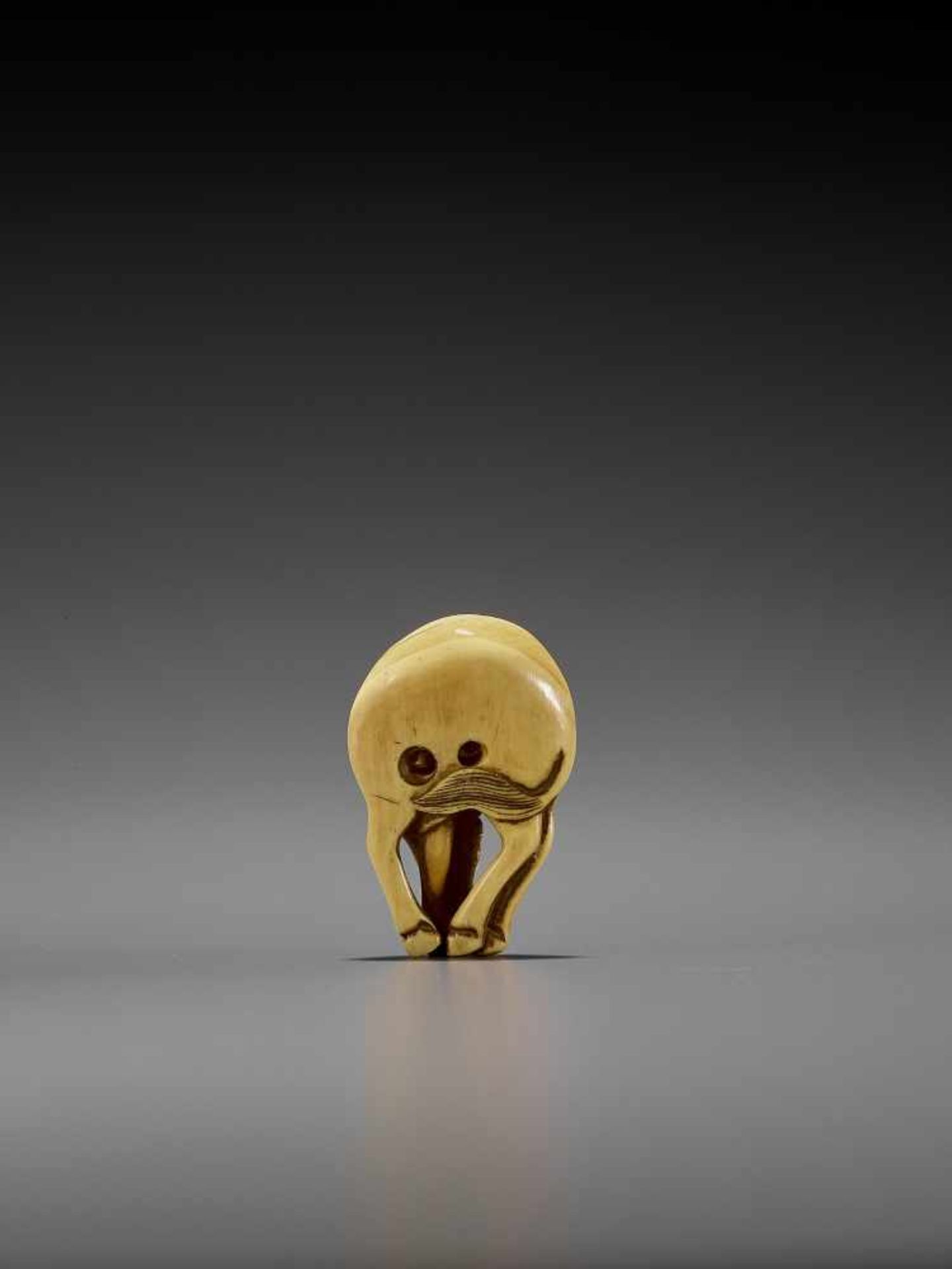 AN IVORY NETSUKE OF A GRAZING HORSE UnsignedJapan, 18th century, Edo period (1615-1868)Of ideal - Bild 2 aus 6