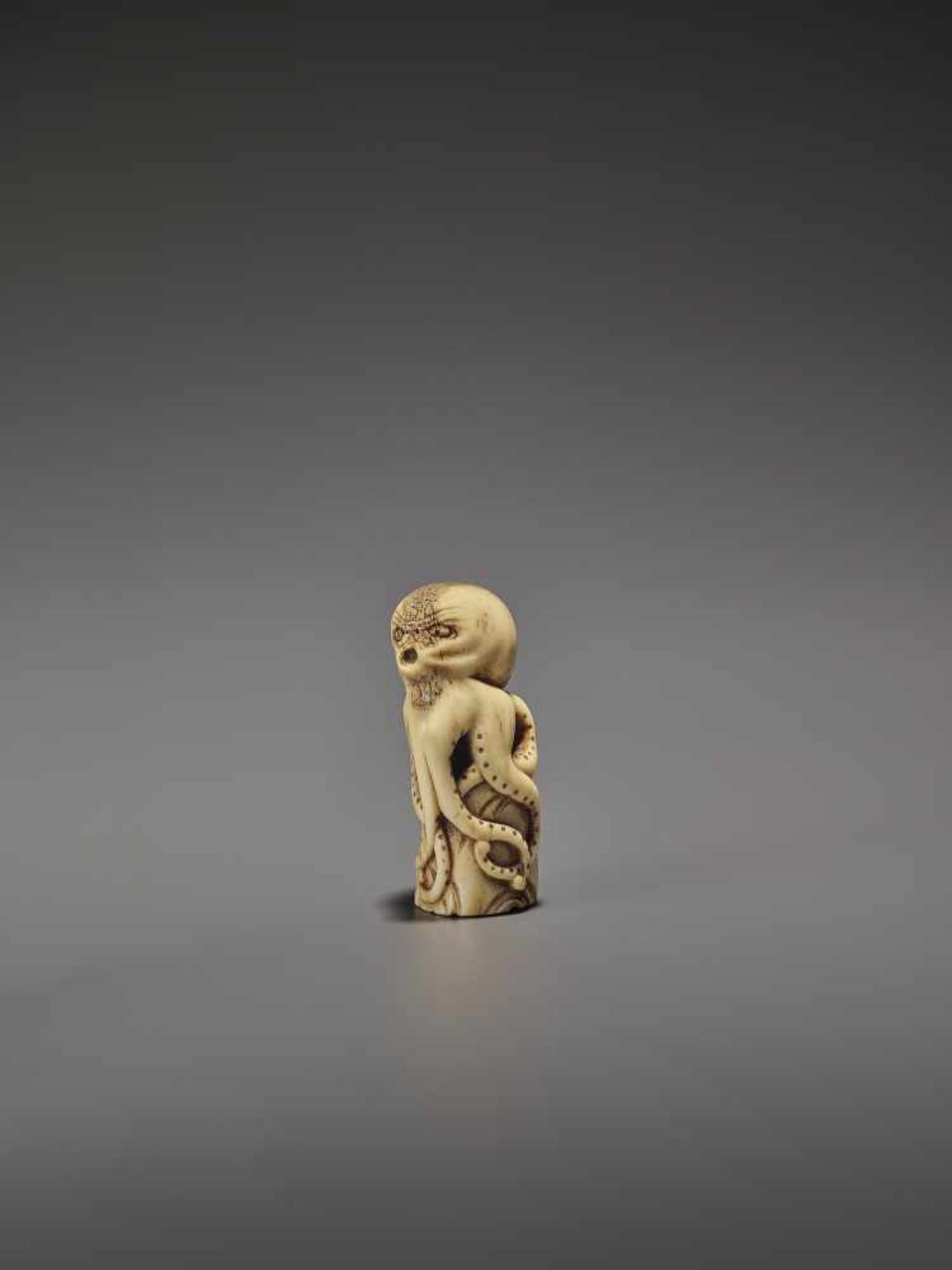 A RARE STAG ANTLER NETSUKE OF AN OCTOPUS UnsignedJapan, early 19th century, Edo period (1615-1868) - Image 3 of 10