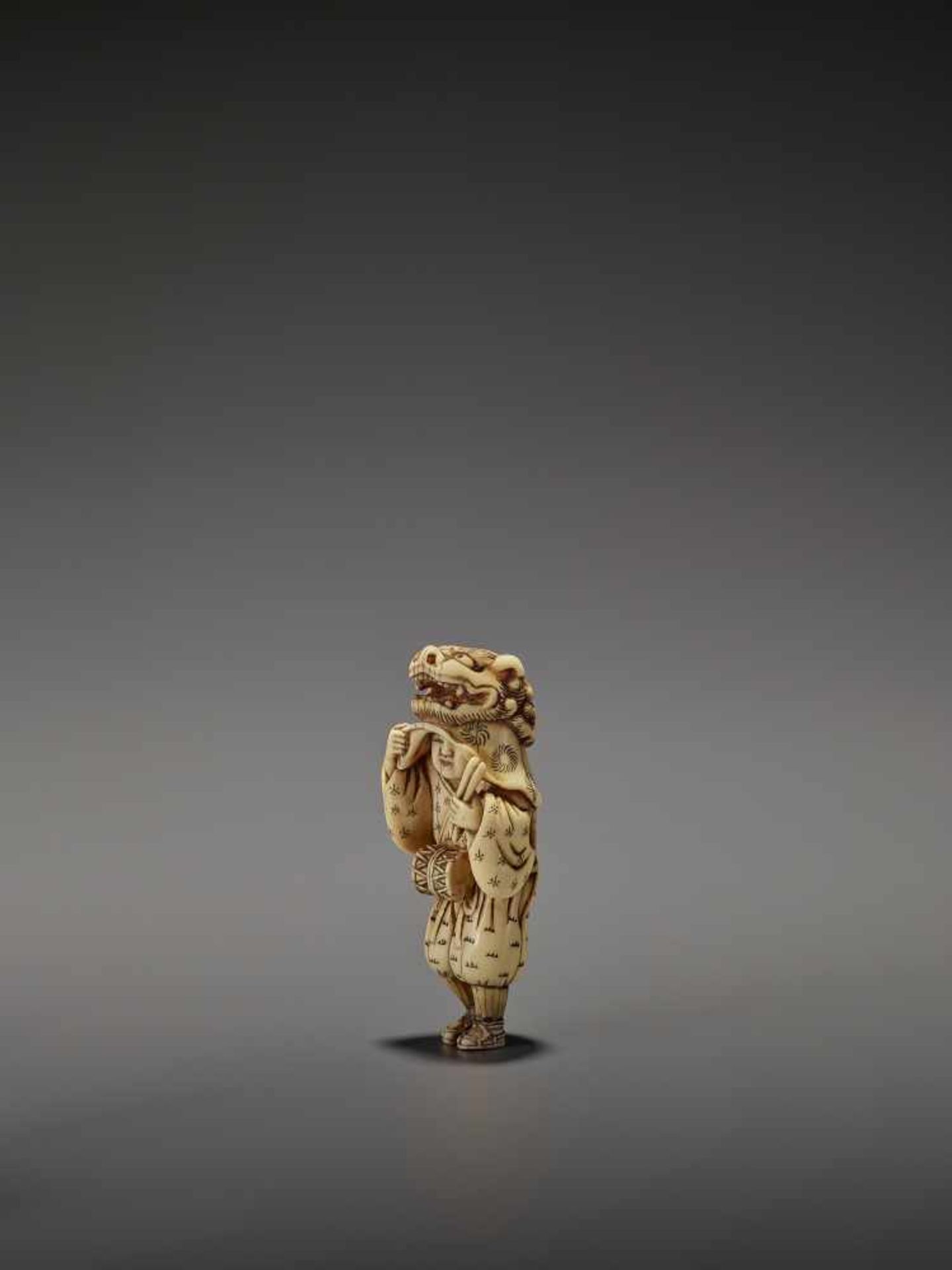 AN EARLY AND FINE IVORY NETSUKE OF A SHISHIMAI DANCER UnsignedJapan, late 18th century, Edo - Bild 5 aus 13