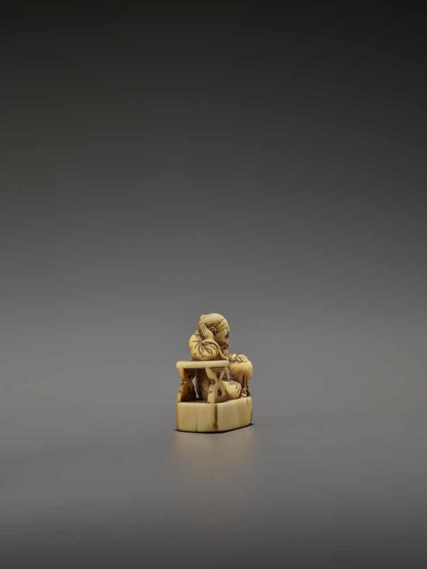 A RARE AND EARLY IVORY NETSUKE OF RIHAKU UnsignedJapan, early to mid-18th century, Edo period ( - Bild 7 aus 10