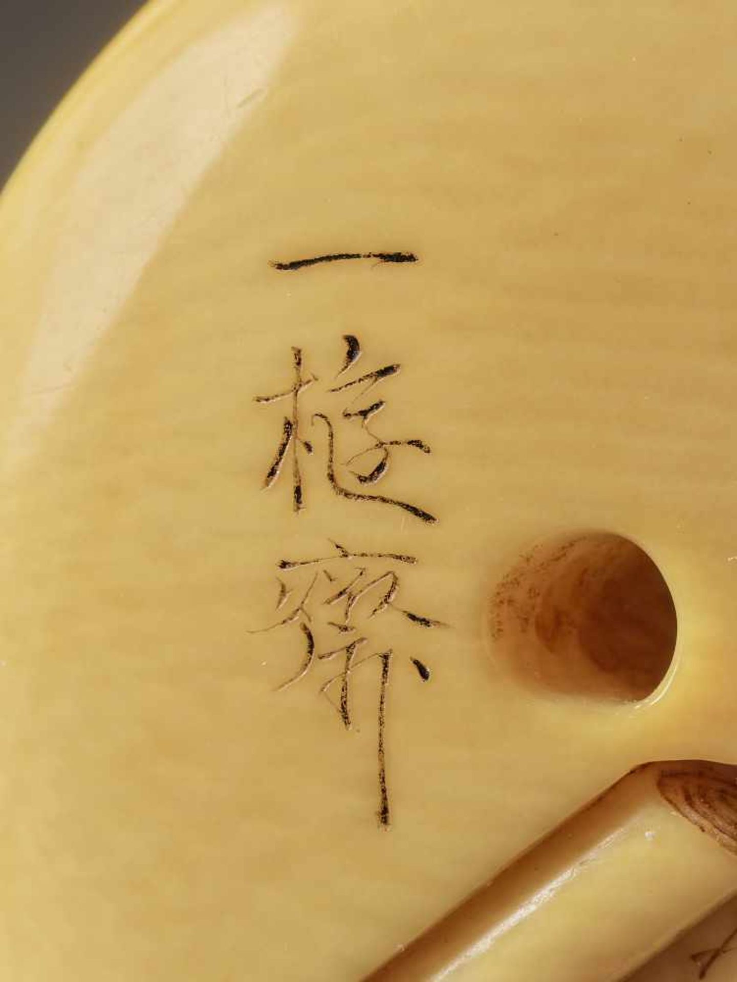 ICHIYUSAI: A MARINE IVORY MANJU NETSUKE OF ONNA DARUMA By Ichiyusai Naoharu/Naomitsu, signed - Bild 7 aus 7