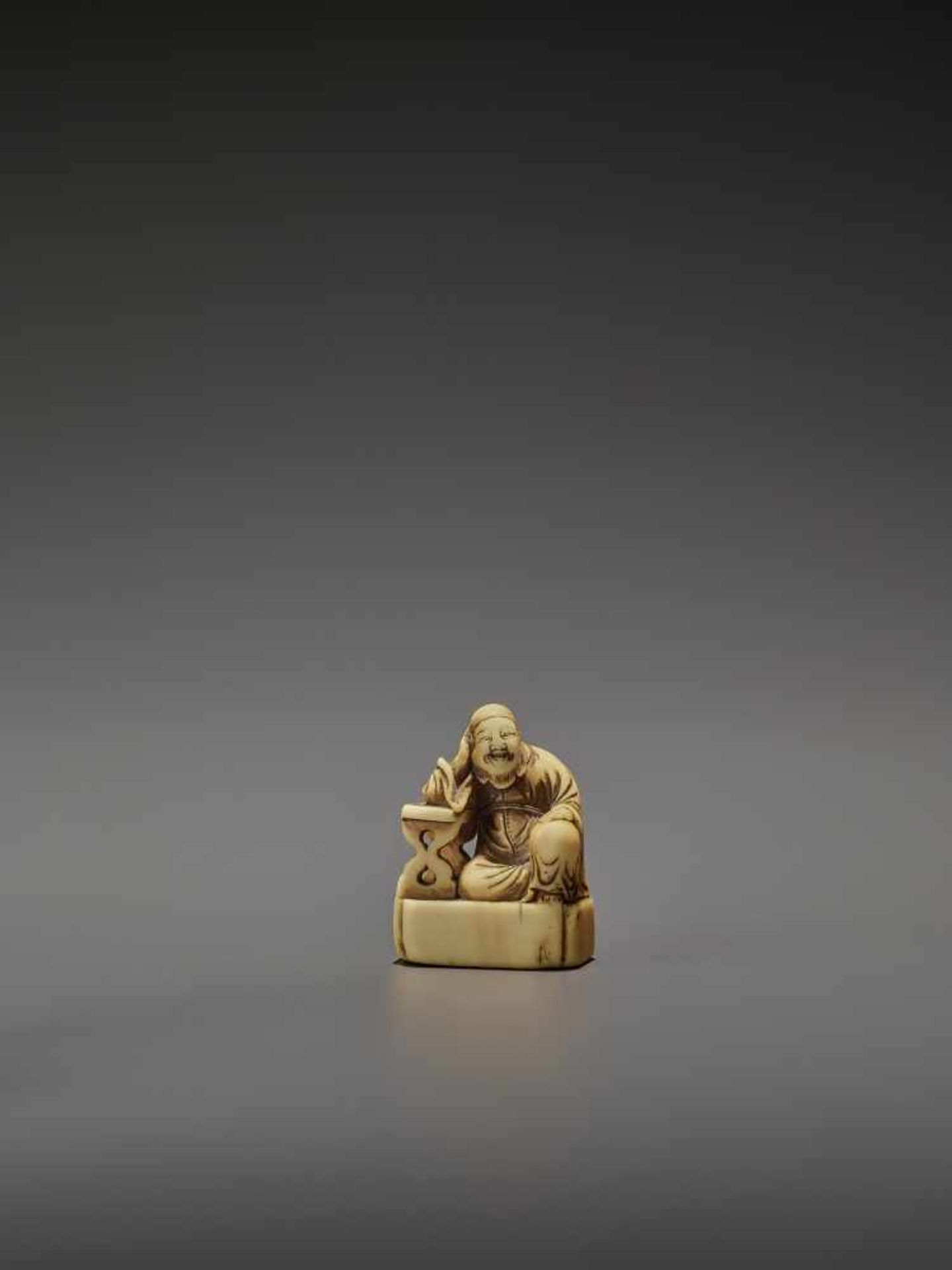 A RARE AND EARLY IVORY NETSUKE OF RIHAKU UnsignedJapan, early to mid-18th century, Edo period ( - Bild 3 aus 10