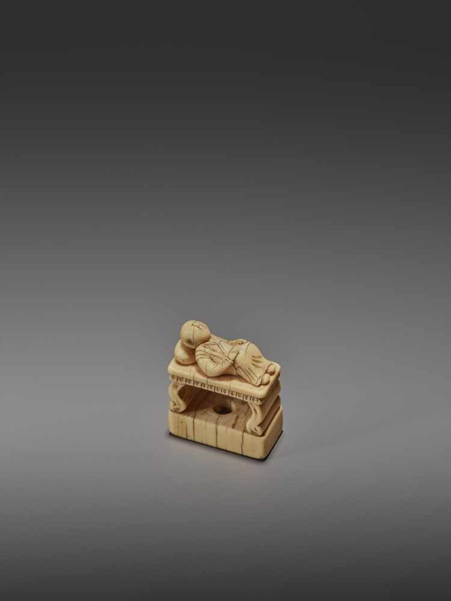 AN EARLY IVORY NETSUKE OF A CHINESE MAN SLEEPING ON AN OPIUM BED UnsignedJapan, early 18th - Bild 9 aus 11