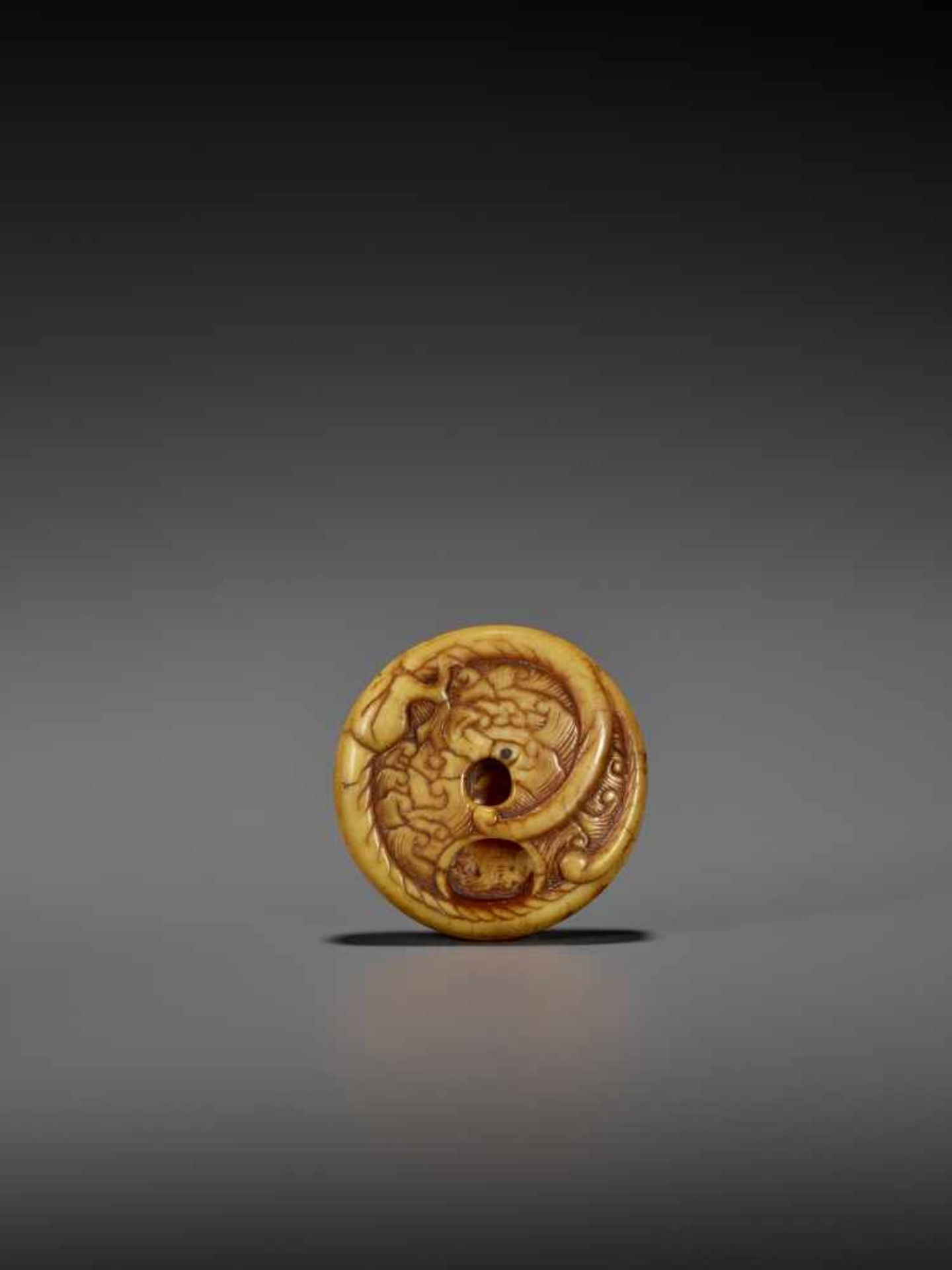 AN EARLY POWERFUL IVORY MANJU NETSUKE WITH DRAGON UnsignedJapan, early to mid-18th century, Edo - Image 2 of 5