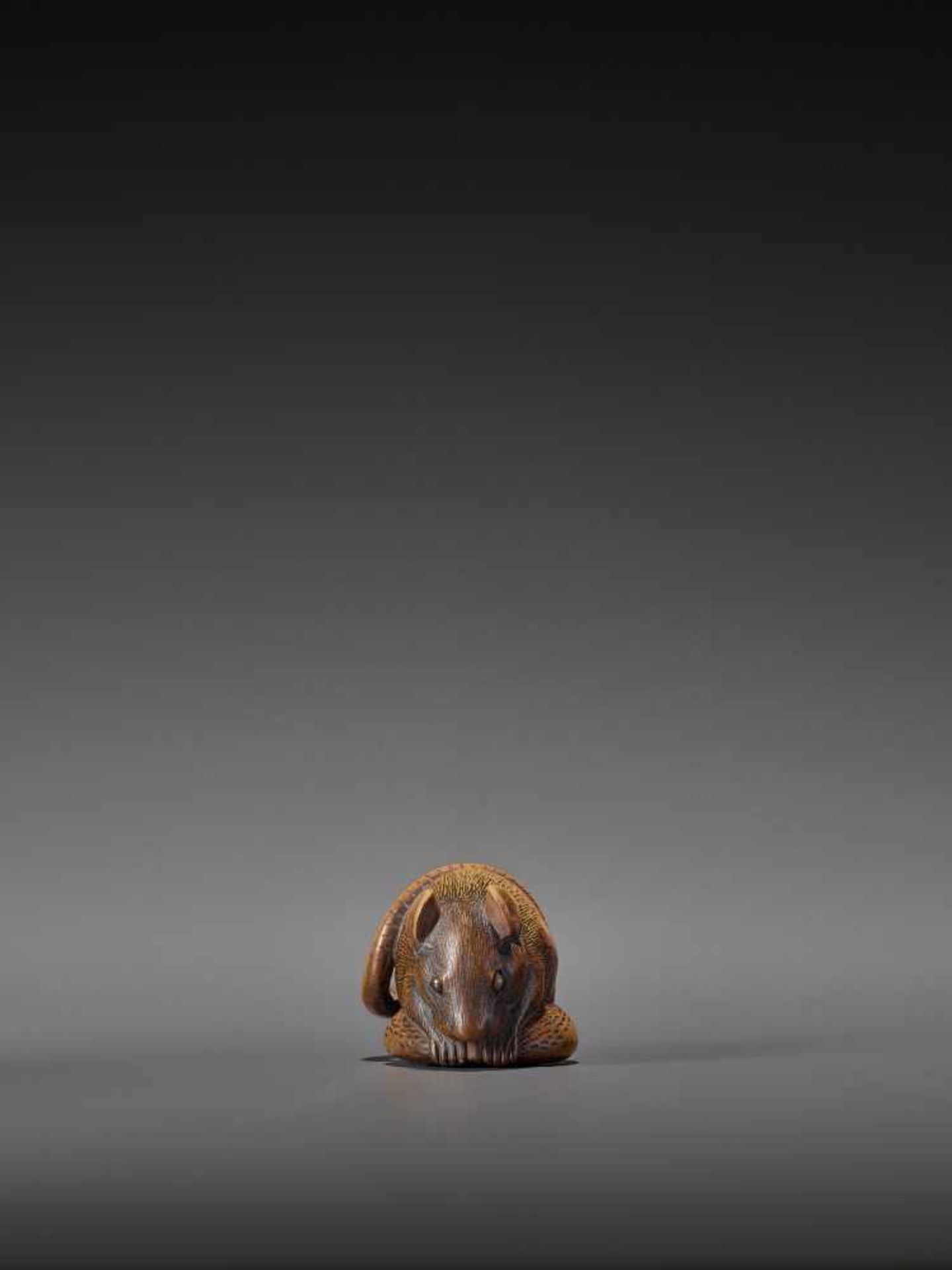 A WOOD NETSUKE OF A RAT WITH CHESTNUT UnsignedJapan, 19th century, Edo period (1615-1868)A - Bild 2 aus 10