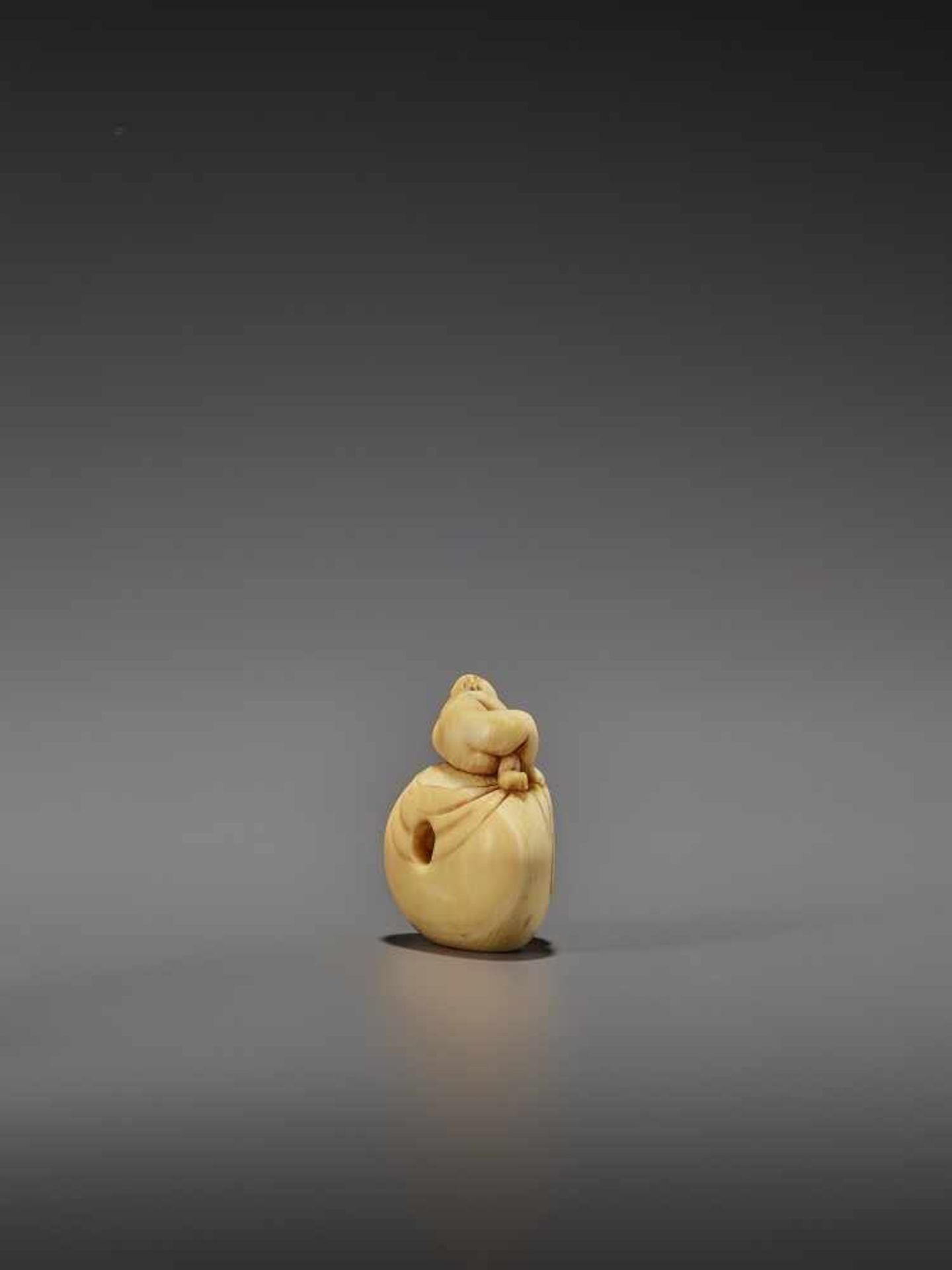 AN EARLY IVORY NETSUKE OF A NAKED MAN SLEEPING ON A BAG UnsignedJapan, mid-18th century, Edo - Bild 5 aus 8