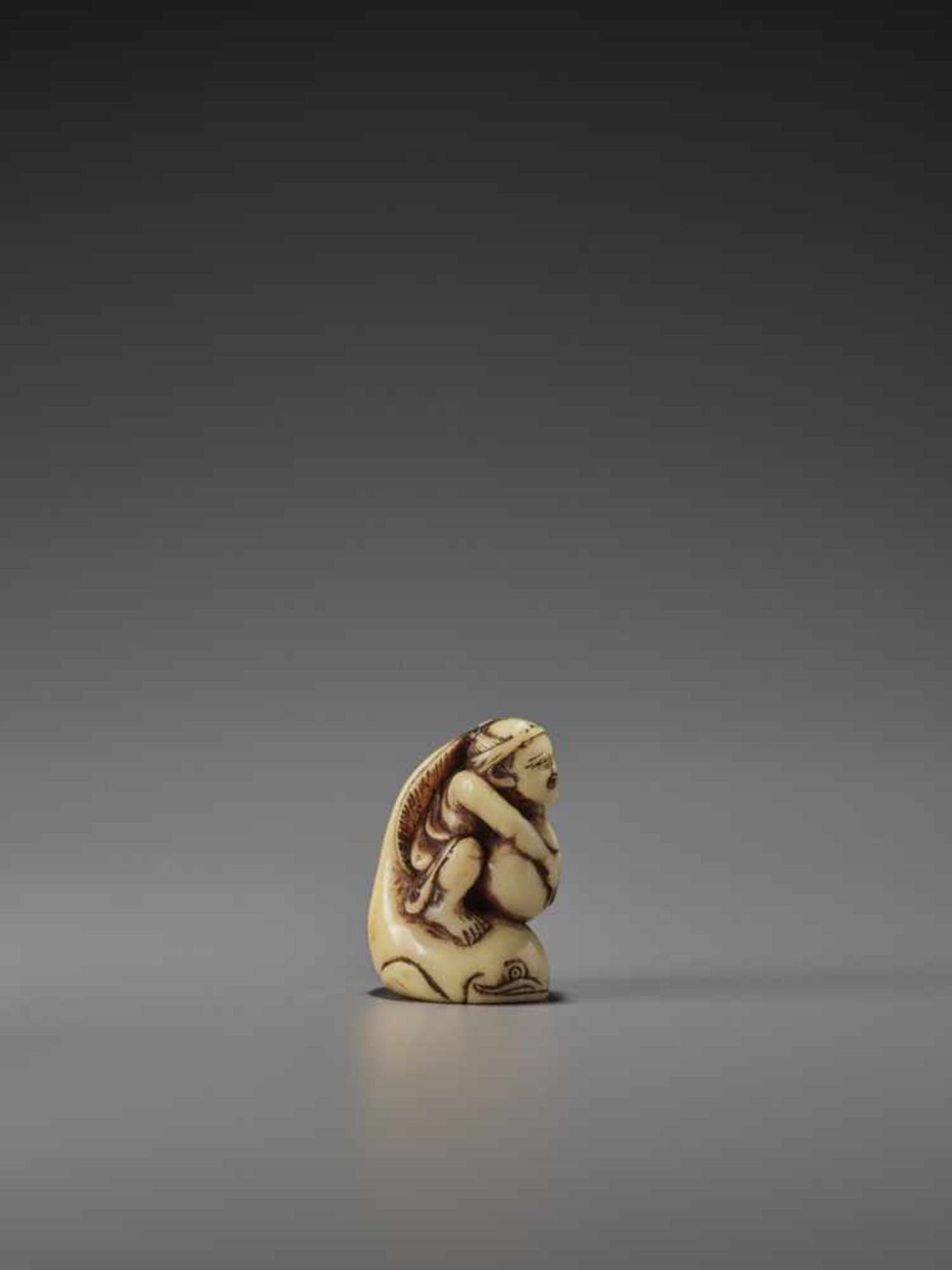 A RARE STAG ANTLER NETSUKE OF KADORI MYOJIN TAMING A NAMAZU UnsignedJapan, 19th century, Edo - Bild 6 aus 9