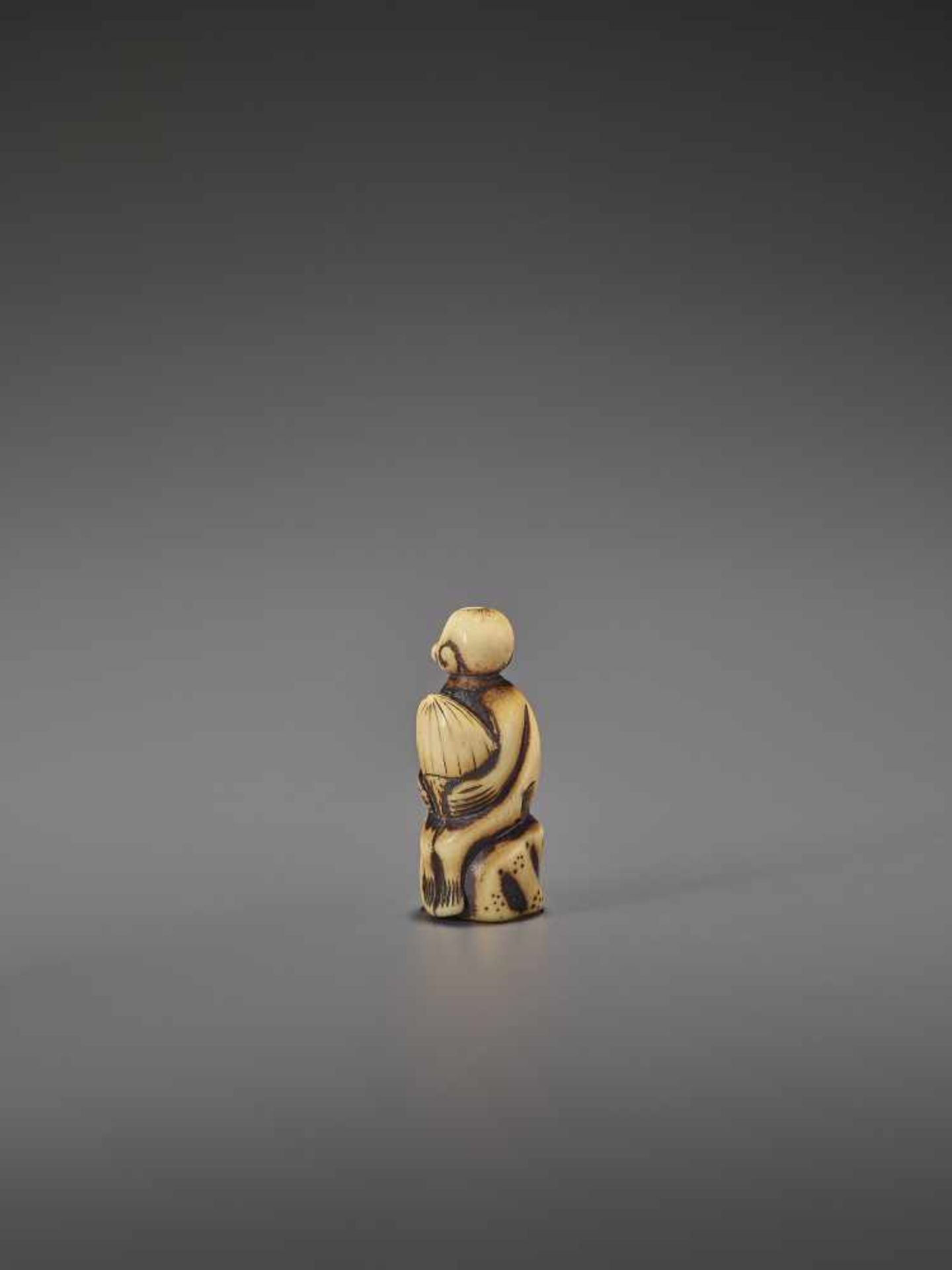 A STAG ANTLER NETSUKE OF A MONKEY WITH CHESTNUT UnsignedJapan, 18th century, Edo period (1615-1868) - Image 4 of 7