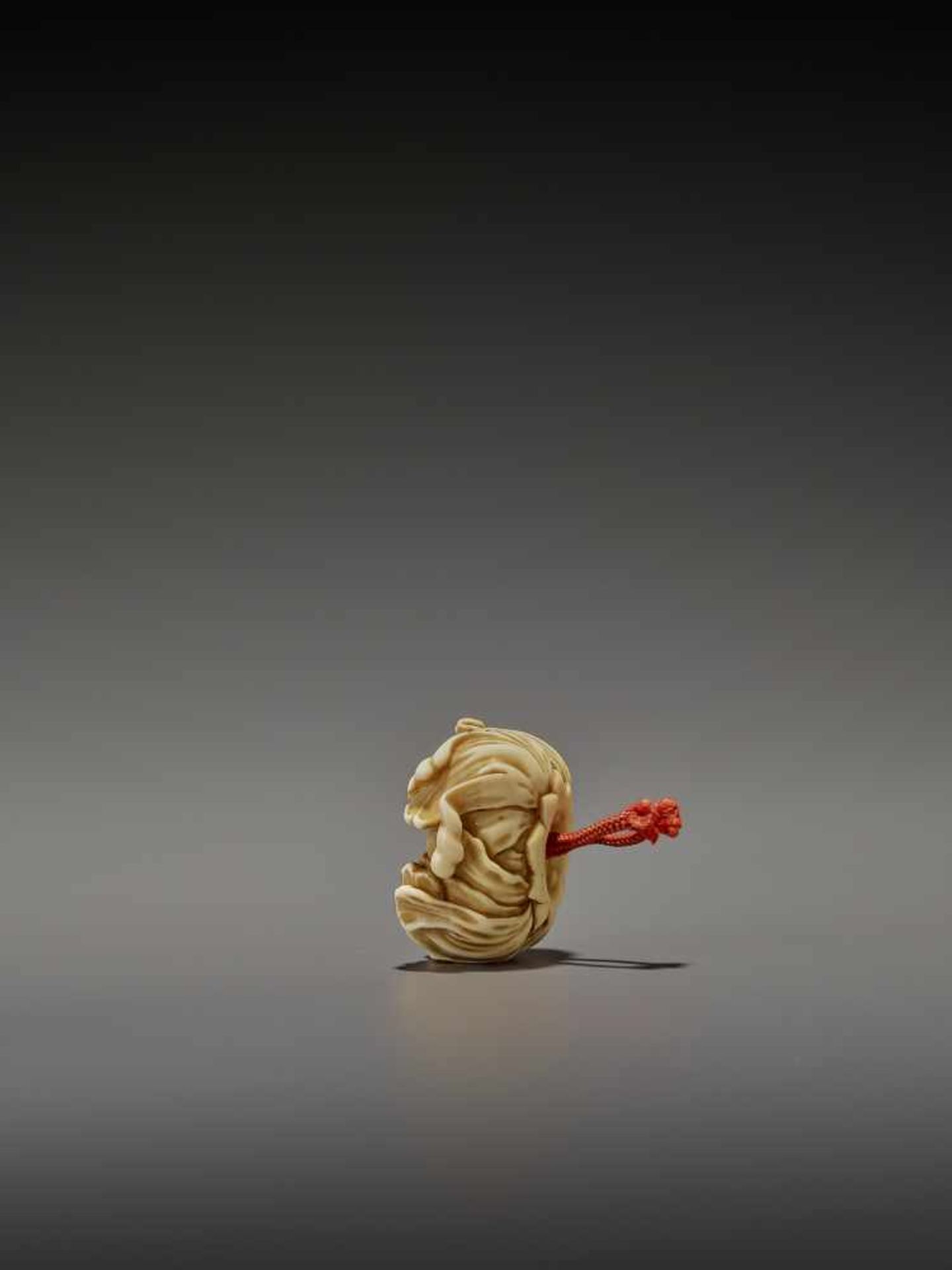 KOHOSAI: AN EXCELLENT IVORY AND GOLD NETSUKE OF A FLOWERING CHRYSANTHEMUM By Ueda Kohosai (died - Bild 5 aus 13